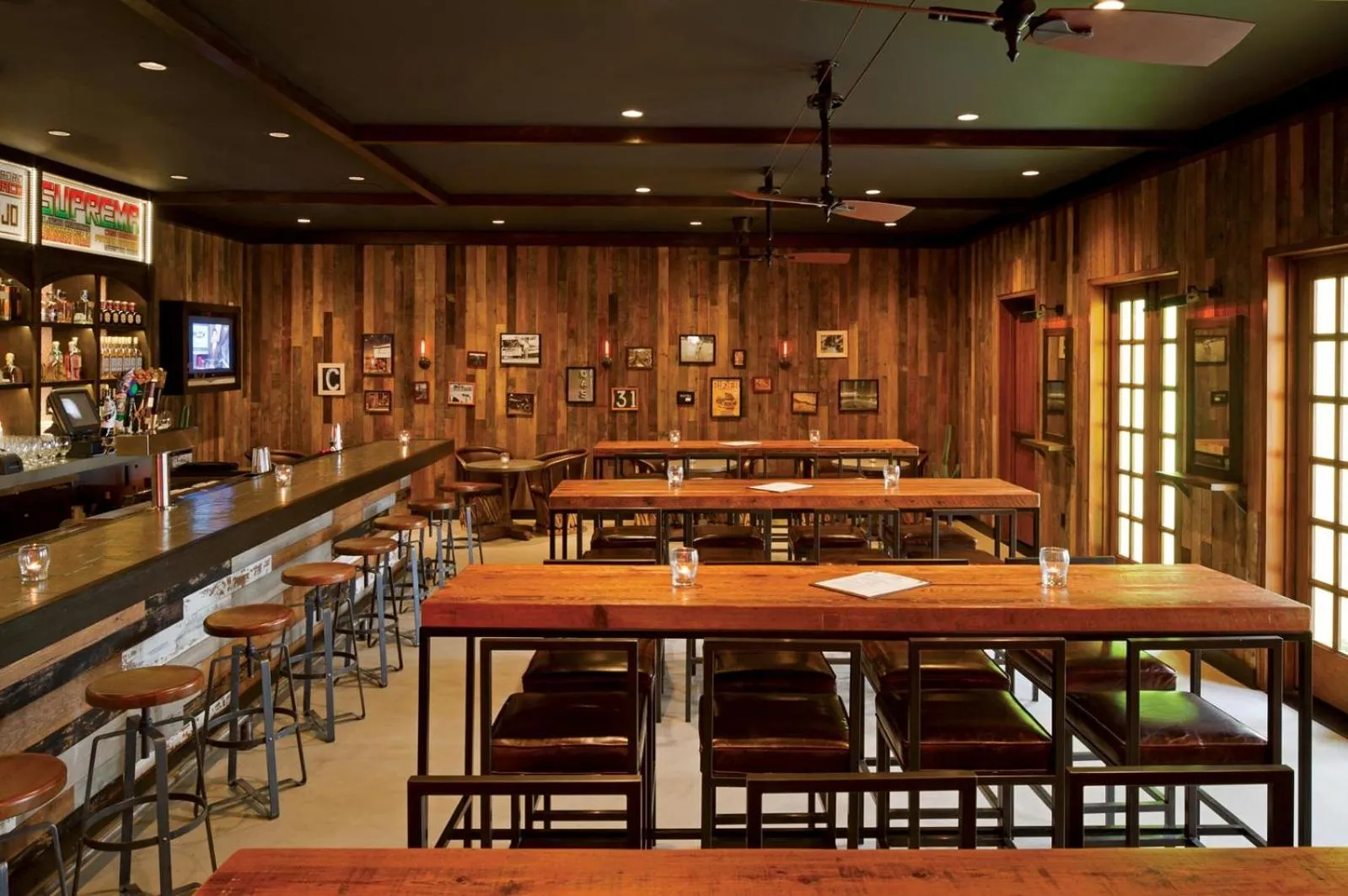 Lounge or bar in The Saguaro Palm Springs