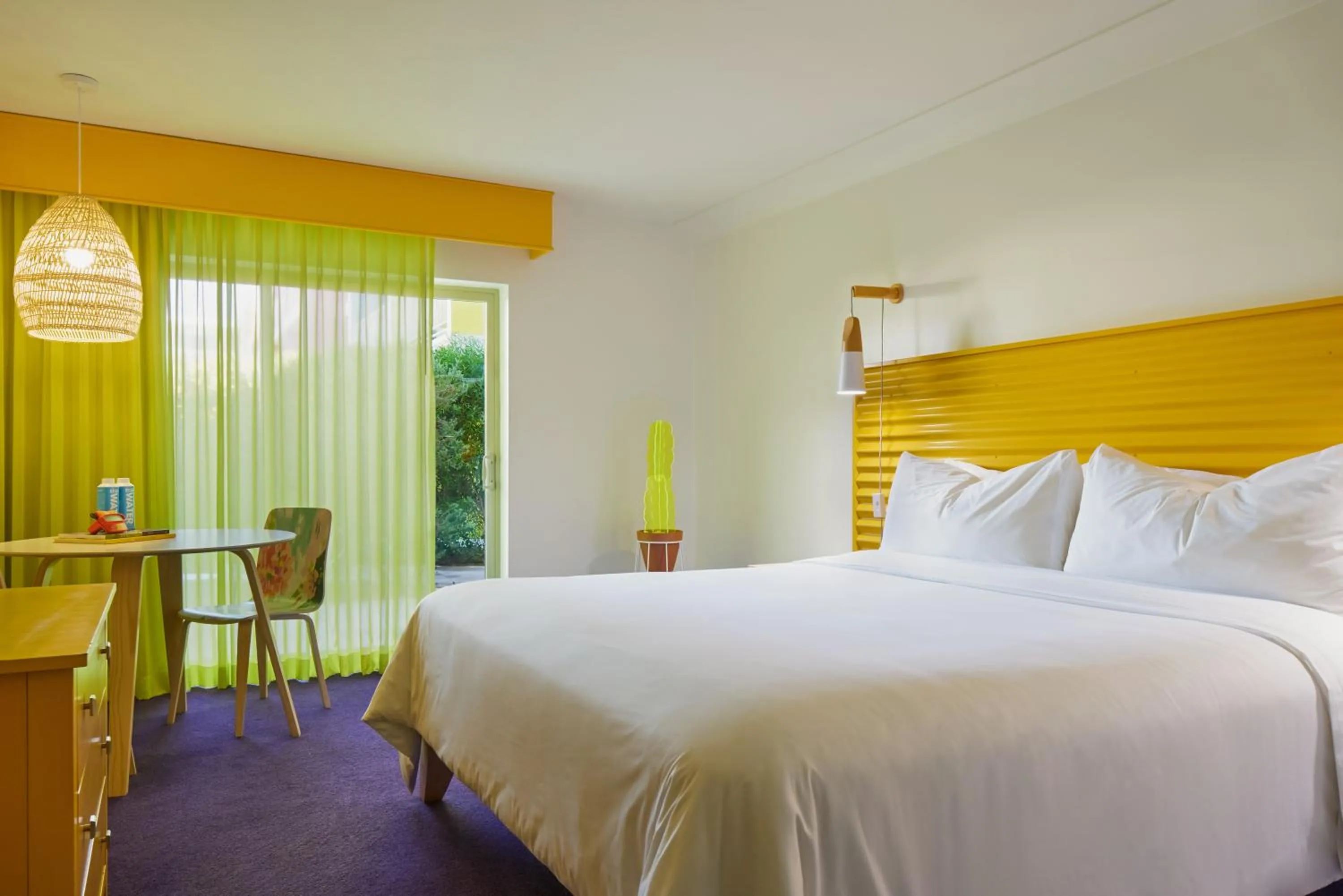 Photo of the whole room, Bed in The Saguaro Palm Springs