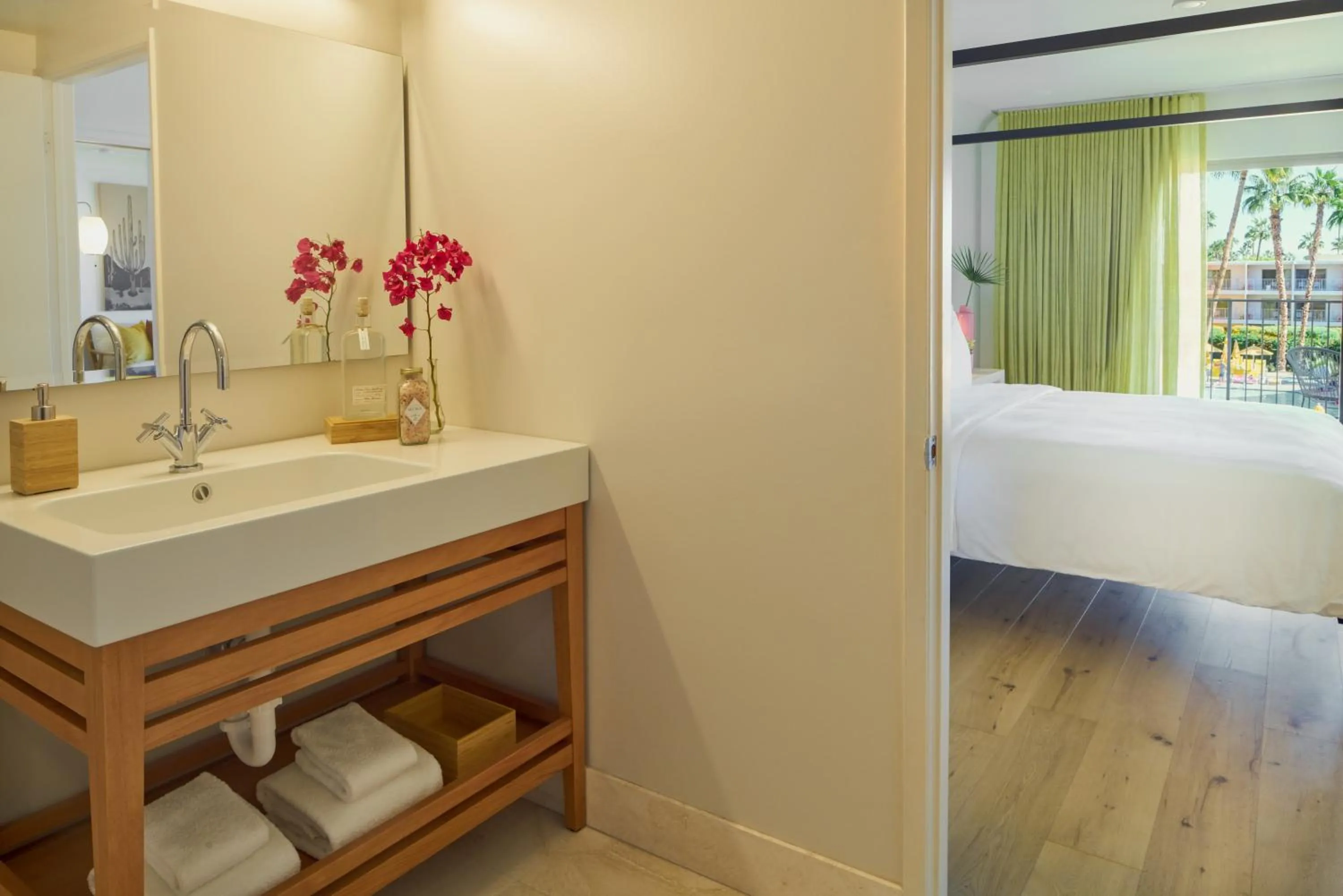 Bathroom, Bed in The Saguaro Palm Springs