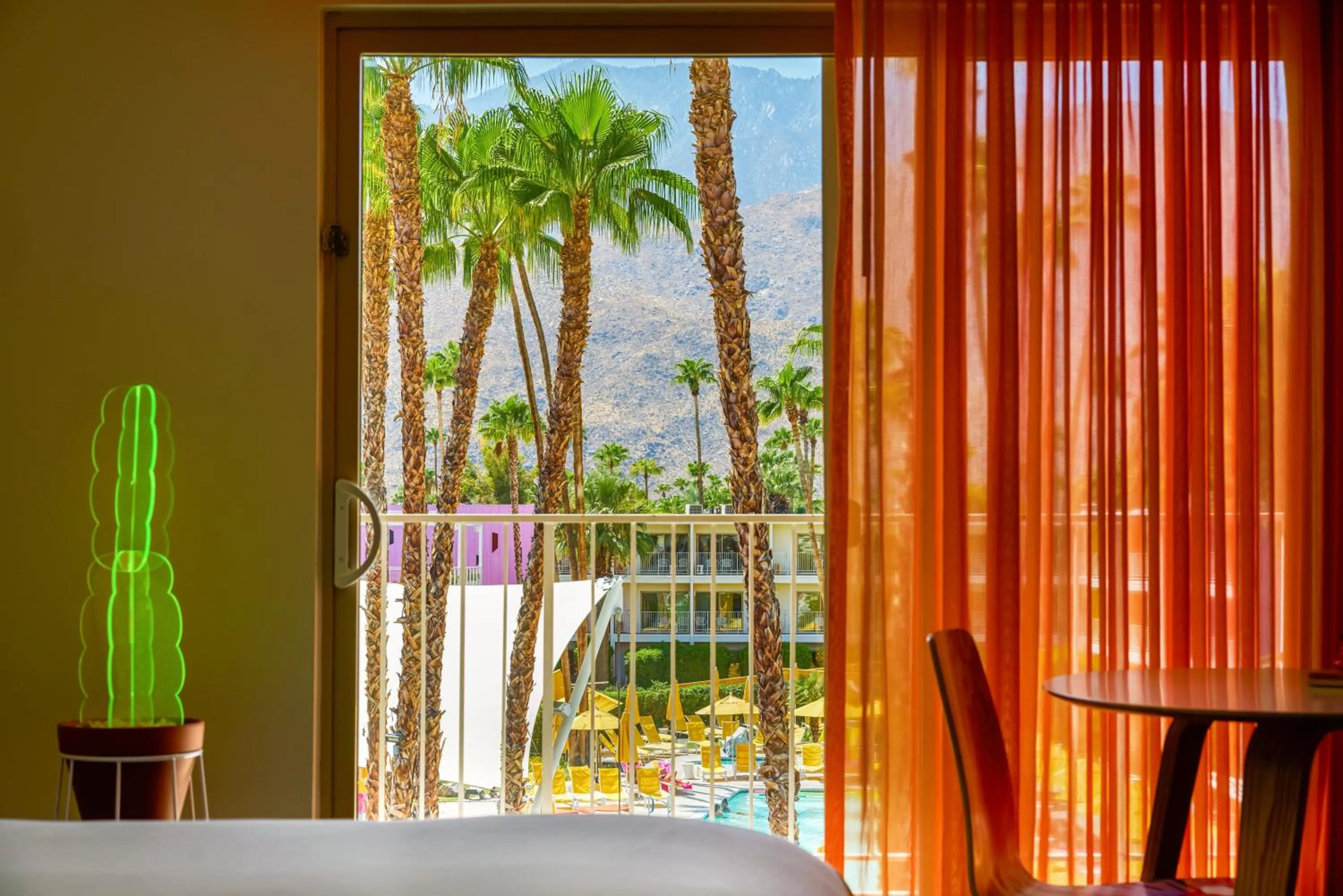 Pool view, Bed in The Saguaro Palm Springs