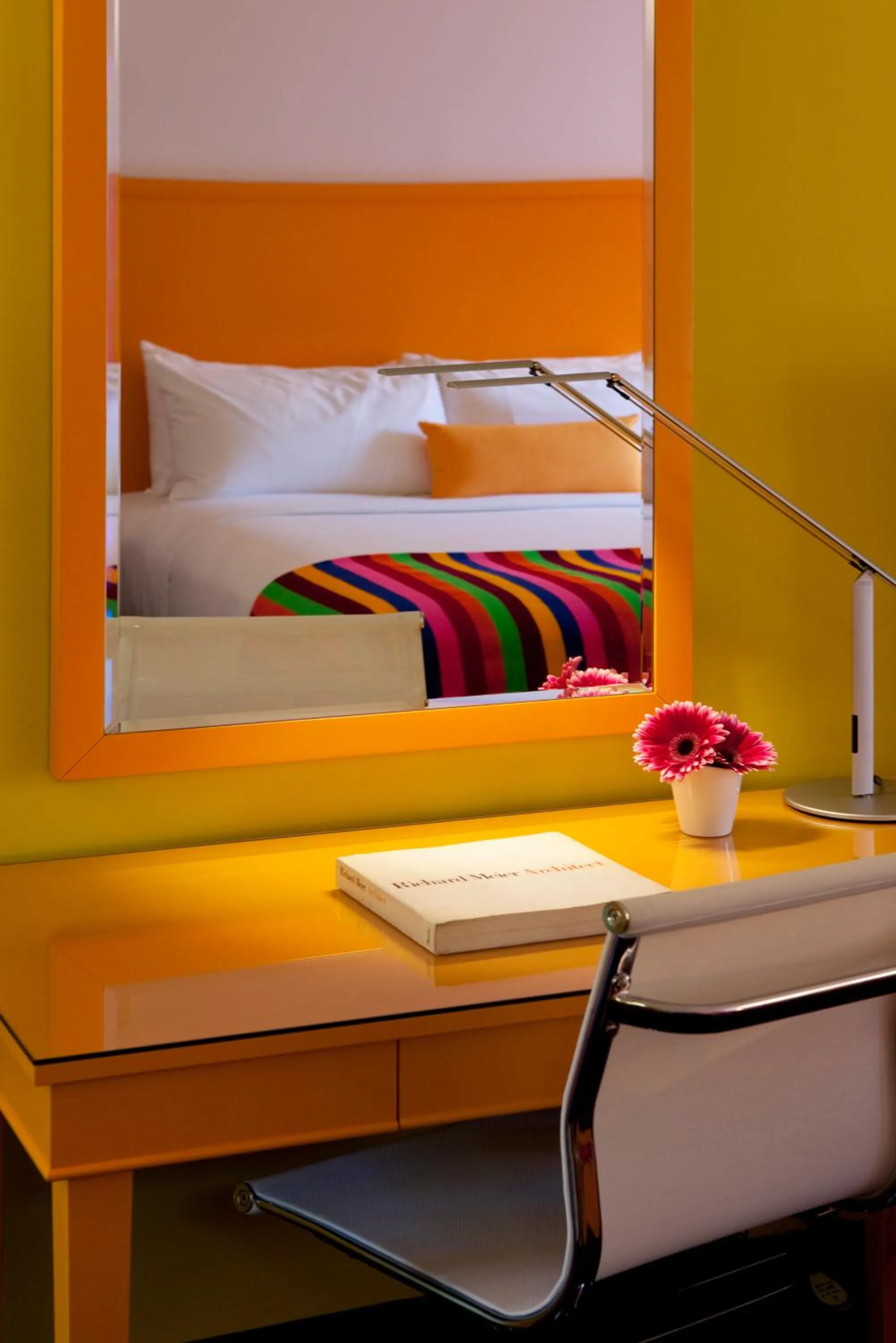 Seating area, Bed in The Saguaro Palm Springs