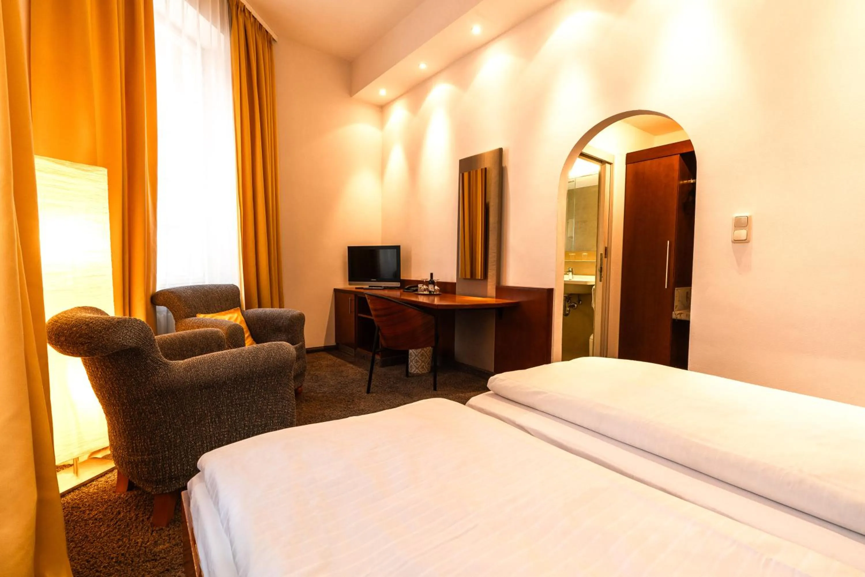 Living room, Bed in Hotel Carlton Munich