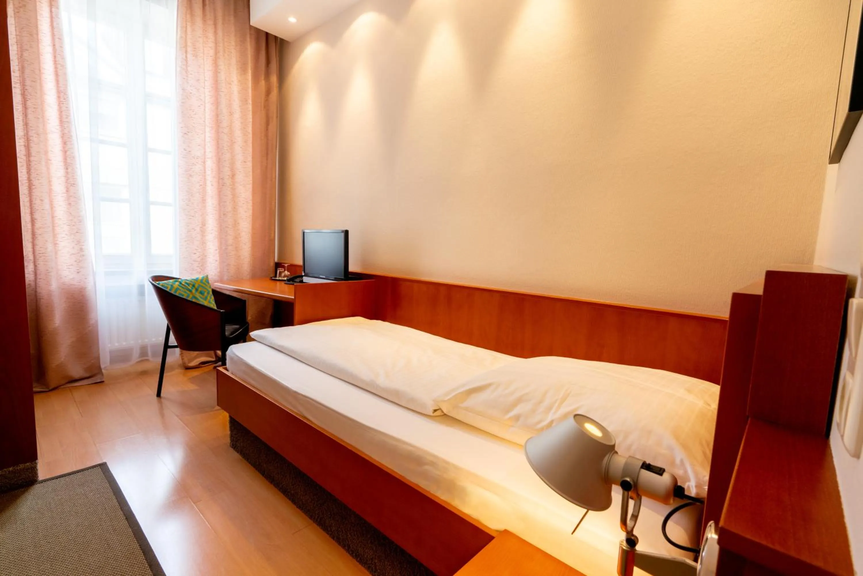 Bed in Hotel Carlton Munich