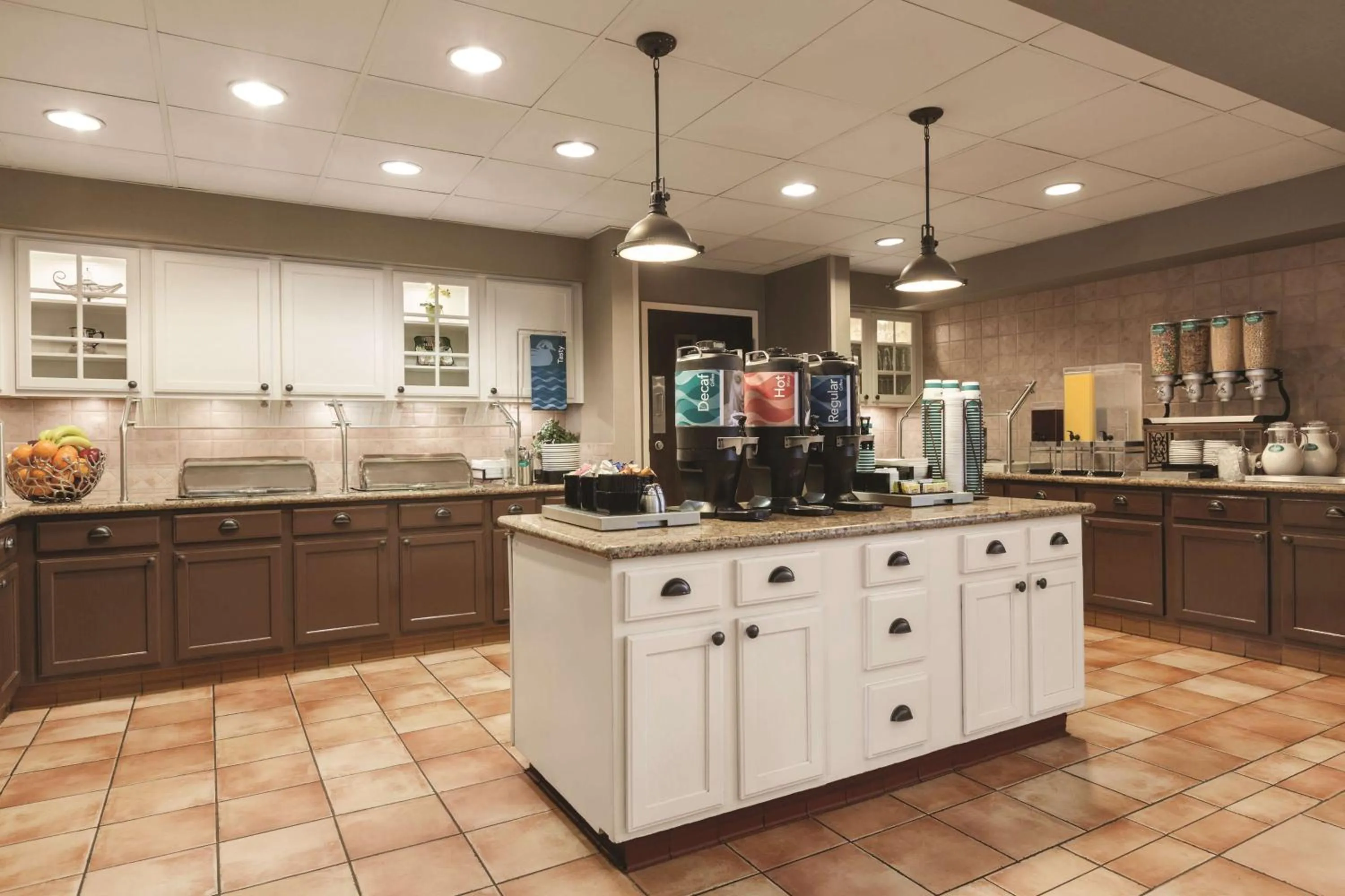 Dining area in Homewood Suites by Hilton La Quinta
