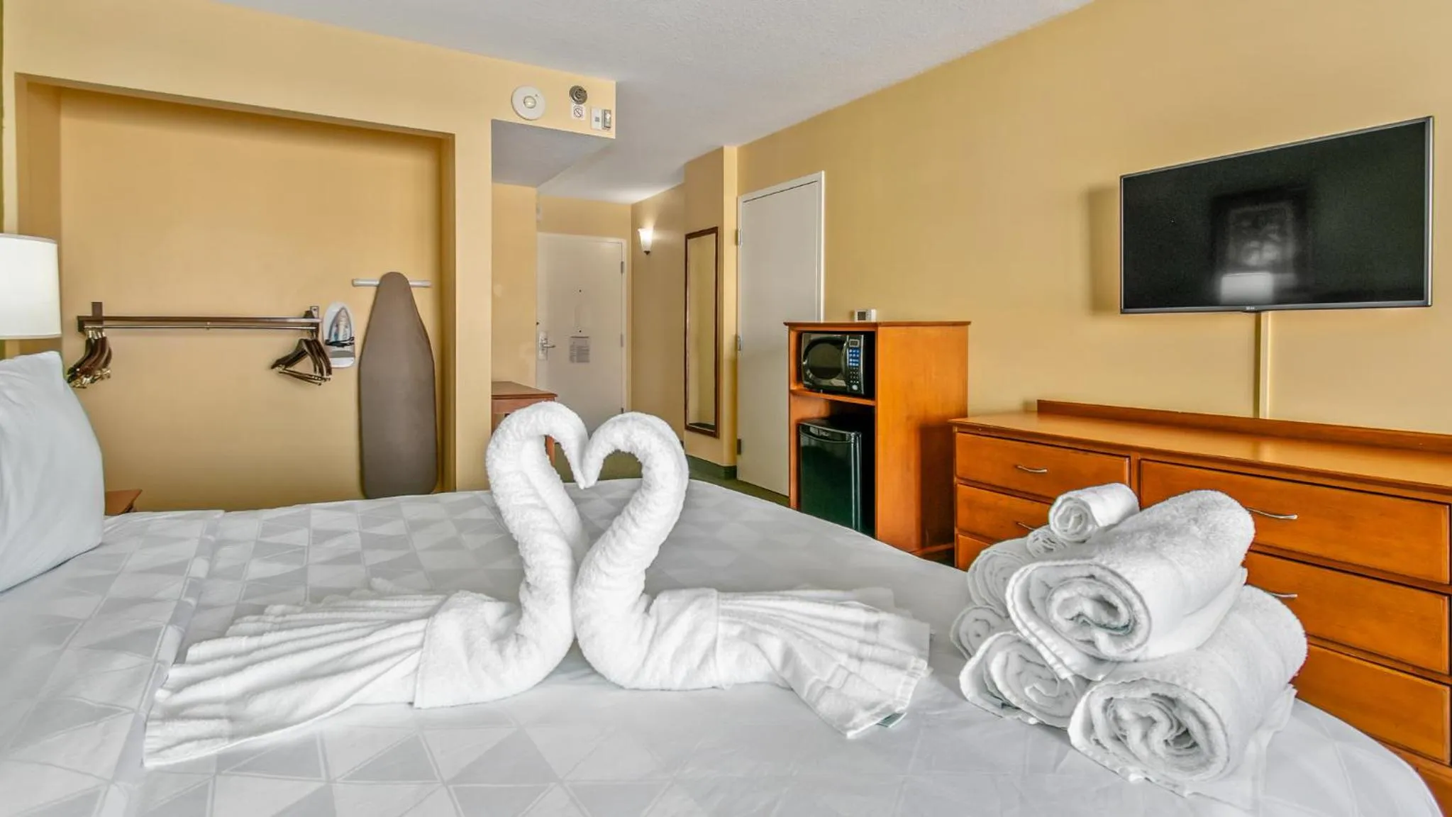 Photo of the whole room, Bed in Holiday Inn & Suites Clearwater Beach by IHG