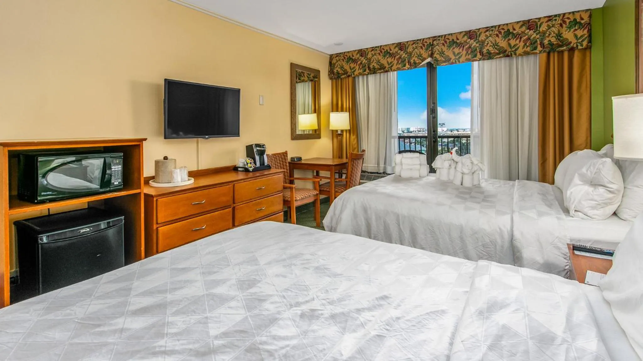 Photo of the whole room, Bed in Holiday Inn & Suites Clearwater Beach by IHG