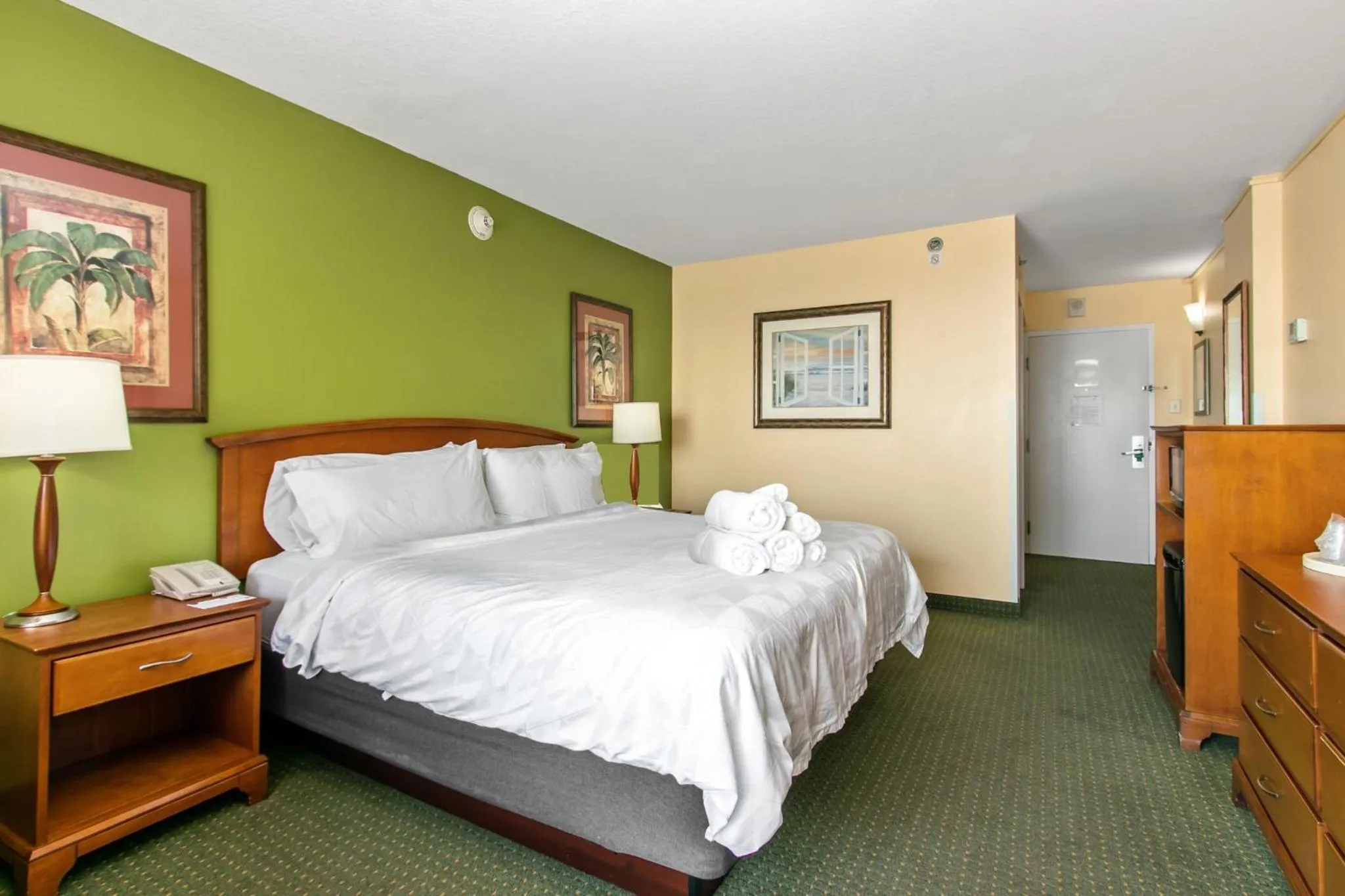 Photo of the whole room, Bed in Holiday Inn & Suites Clearwater Beach by IHG