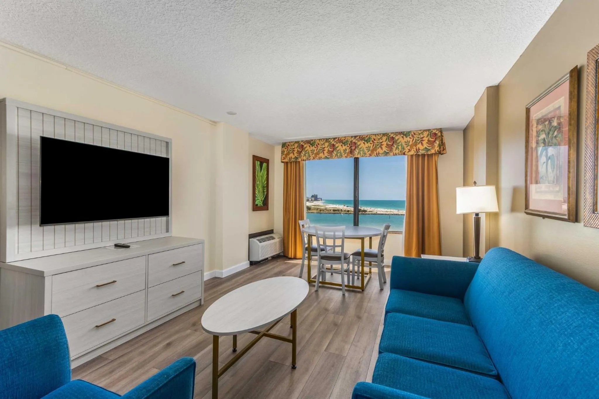 Photo of the whole room in Holiday Inn & Suites Clearwater Beach by IHG