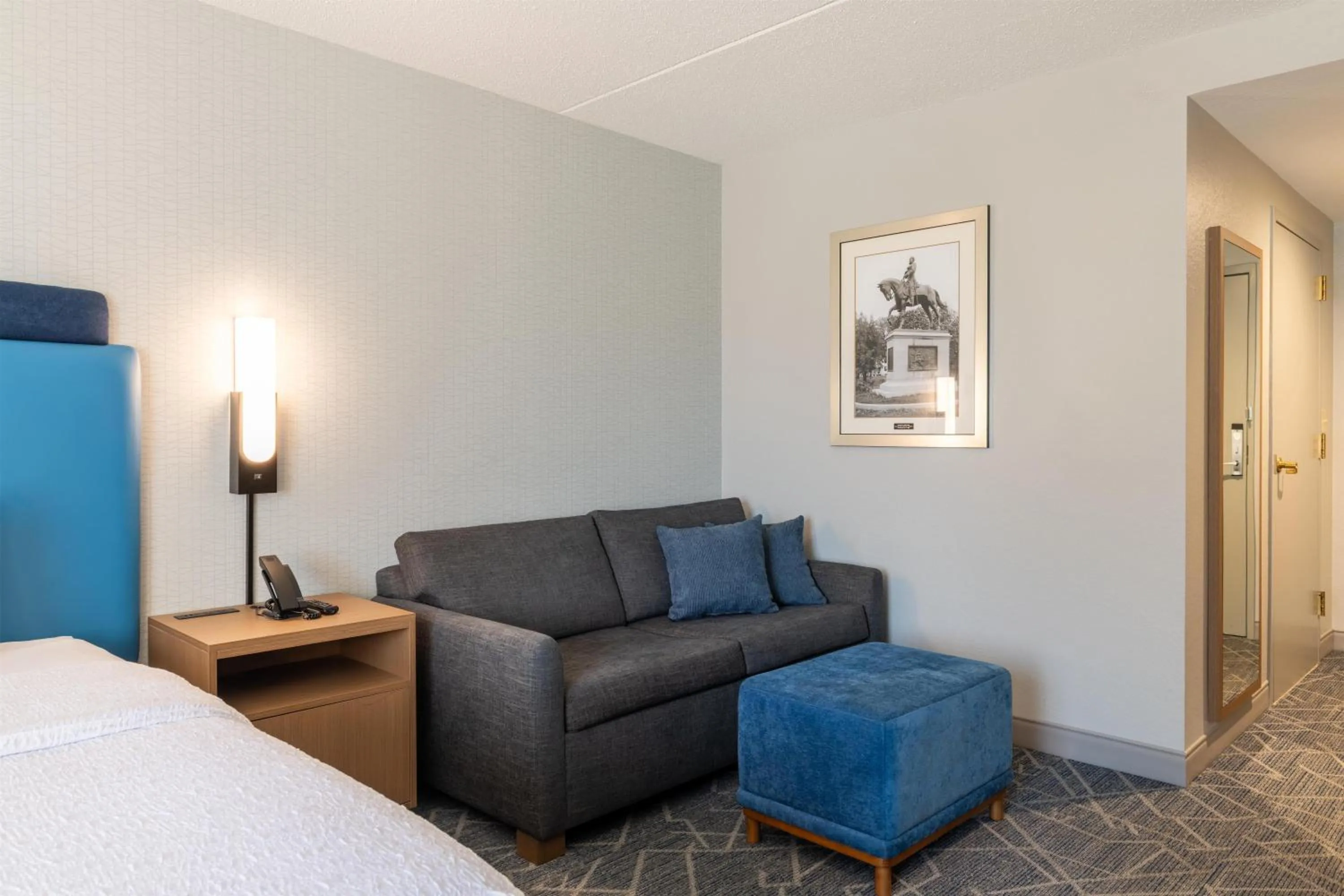 Living room, Bed in Hampton Inn Portsmouth Central