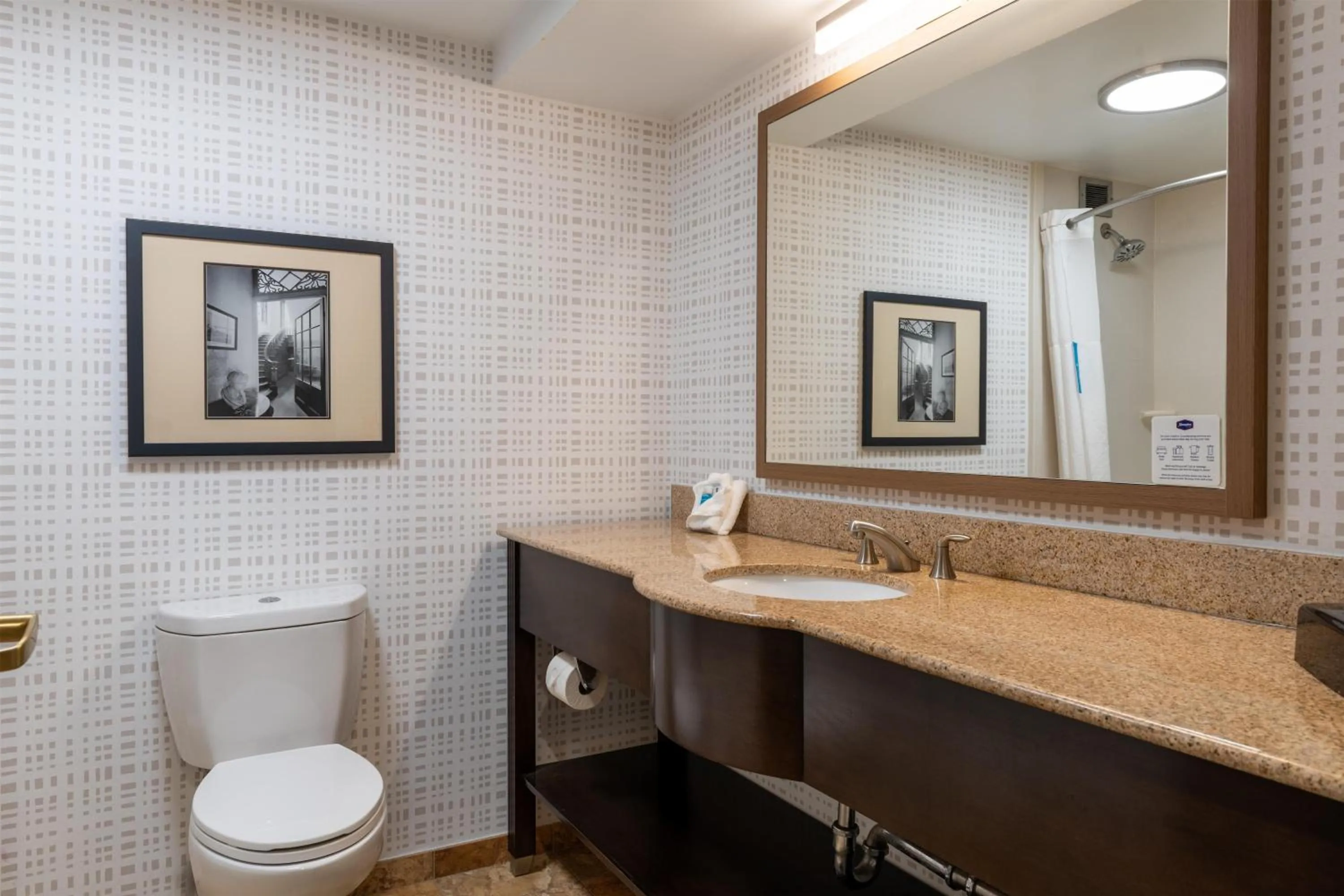 Bathroom in Hampton Inn Portsmouth Central