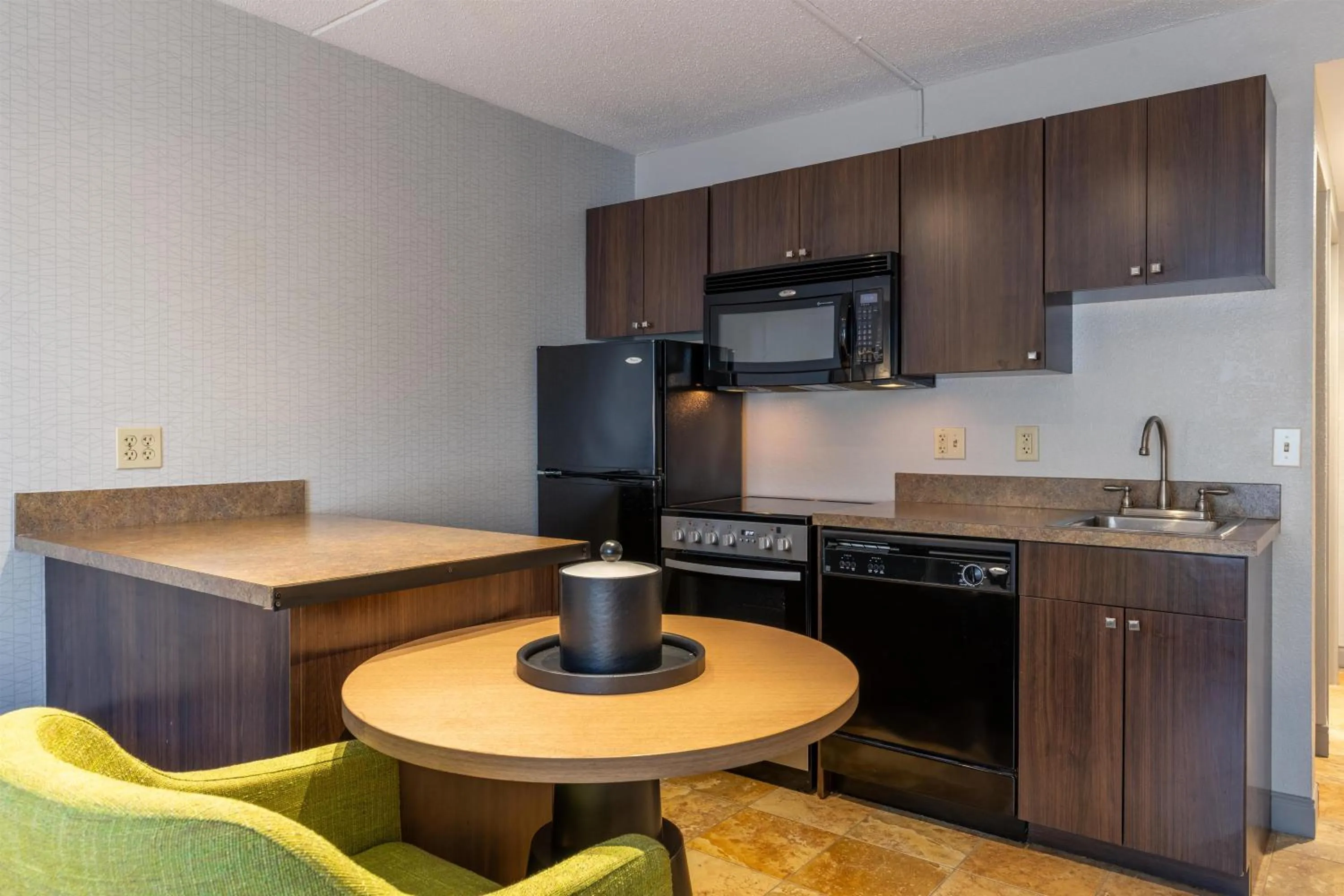 Kitchen or kitchenette in Hampton Inn Portsmouth Central