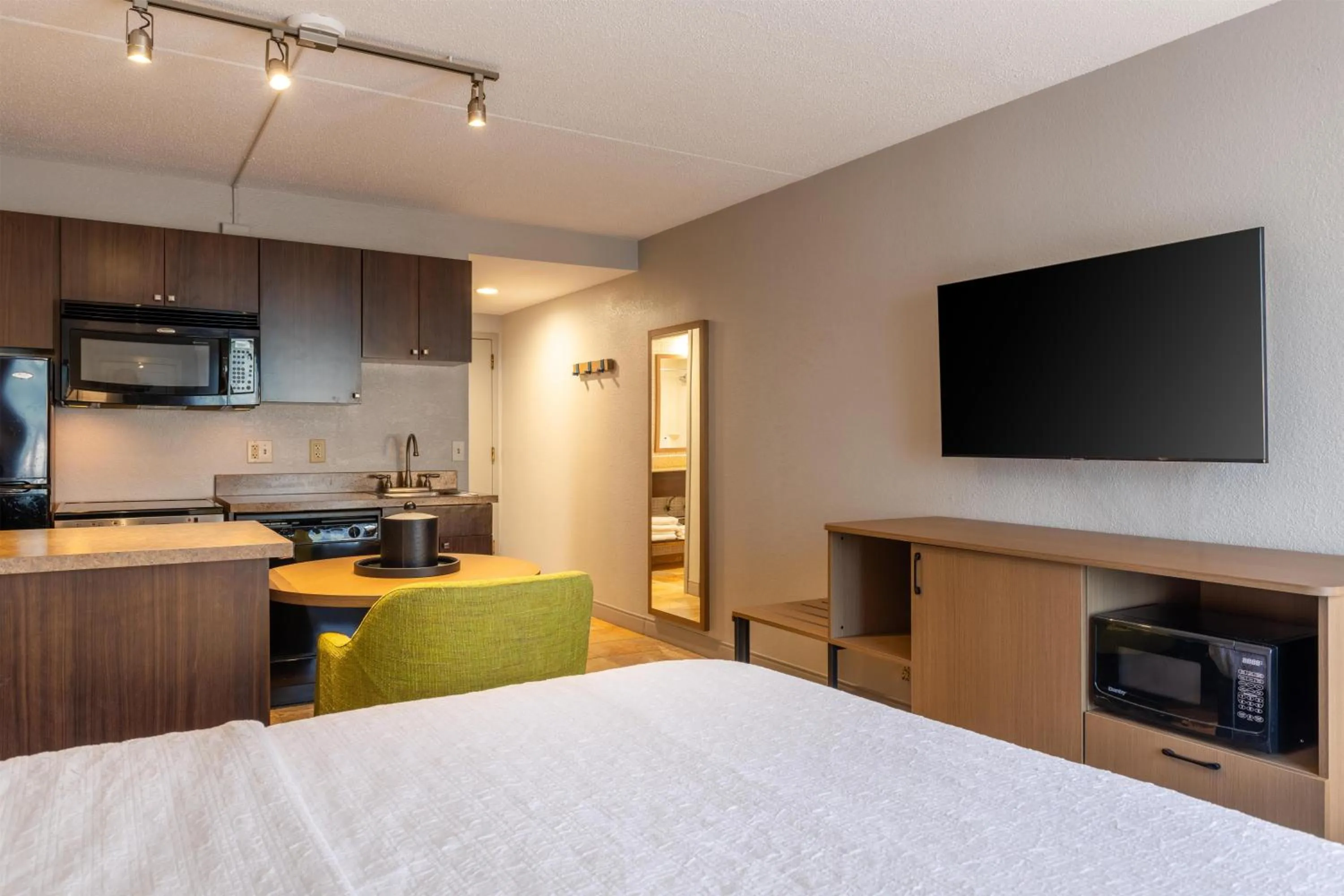 Kitchen or kitchenette, Bed in Hampton Inn Portsmouth Central