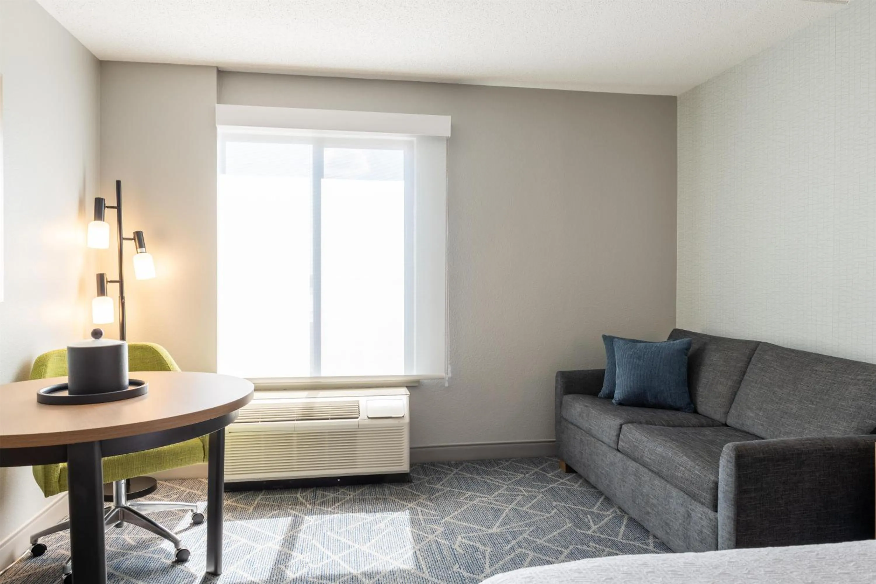 Living room in Hampton Inn Portsmouth Central