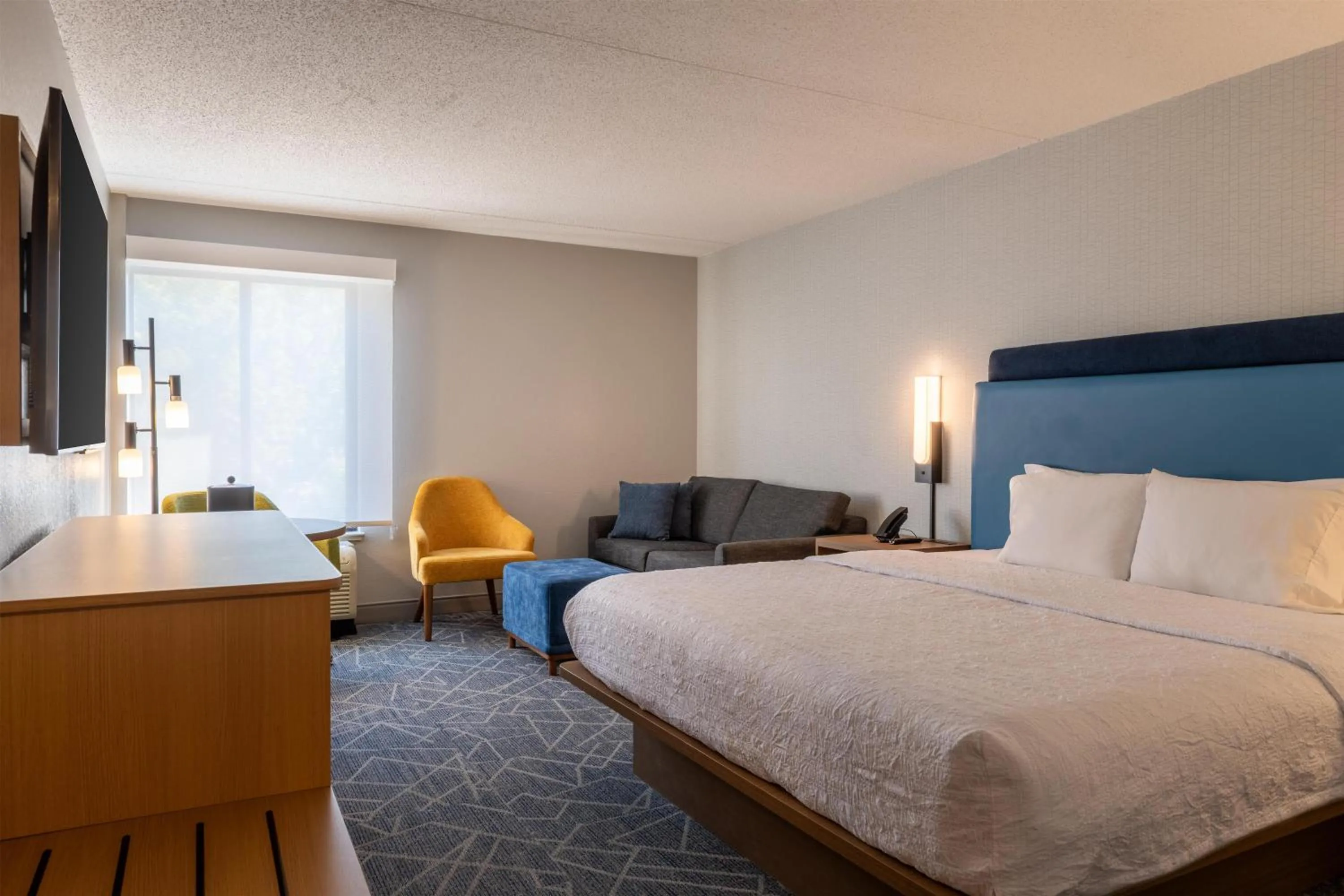 Living room, Bed in Hampton Inn Portsmouth Central