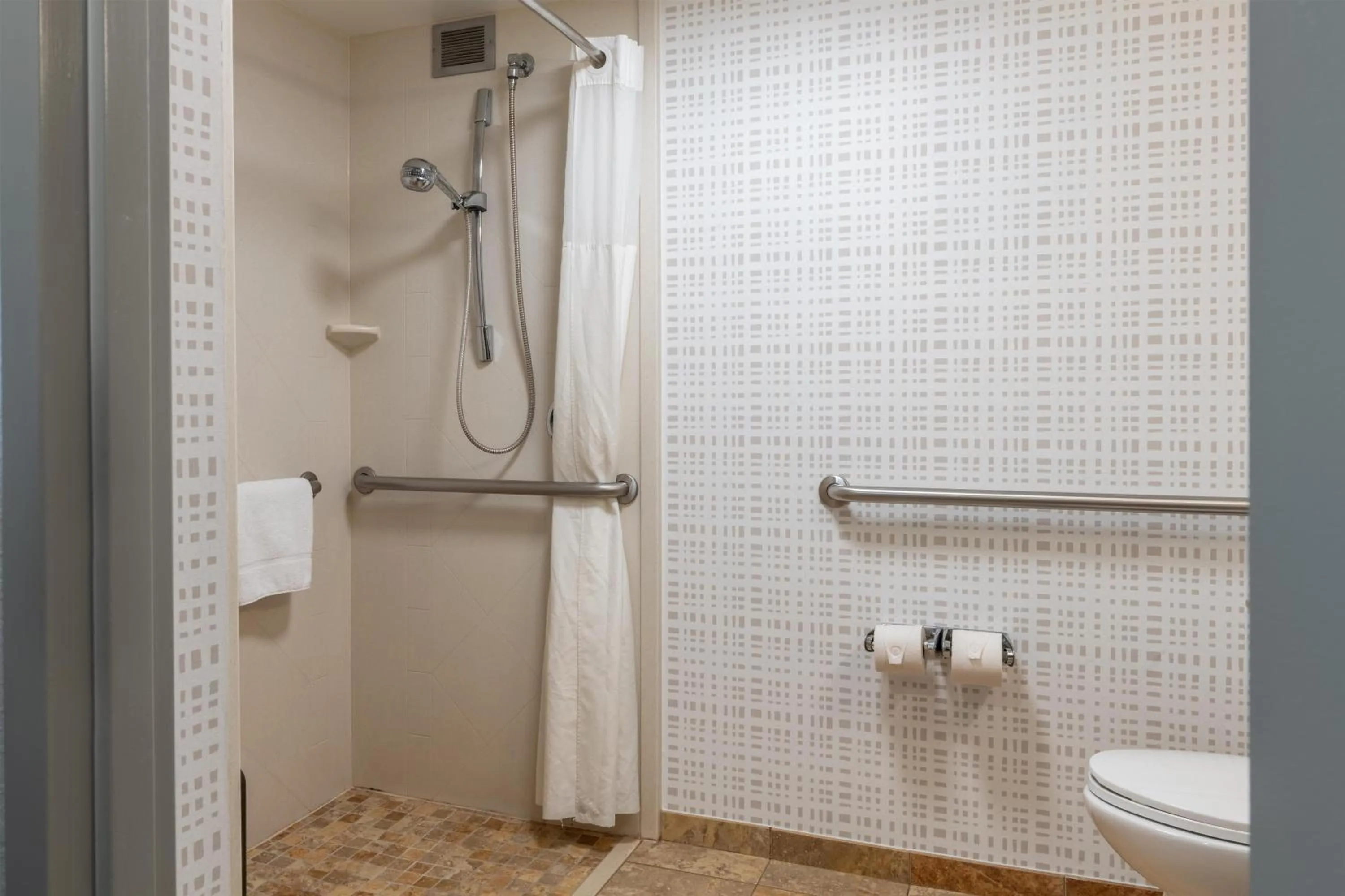 Bathroom in Hampton Inn Portsmouth Central