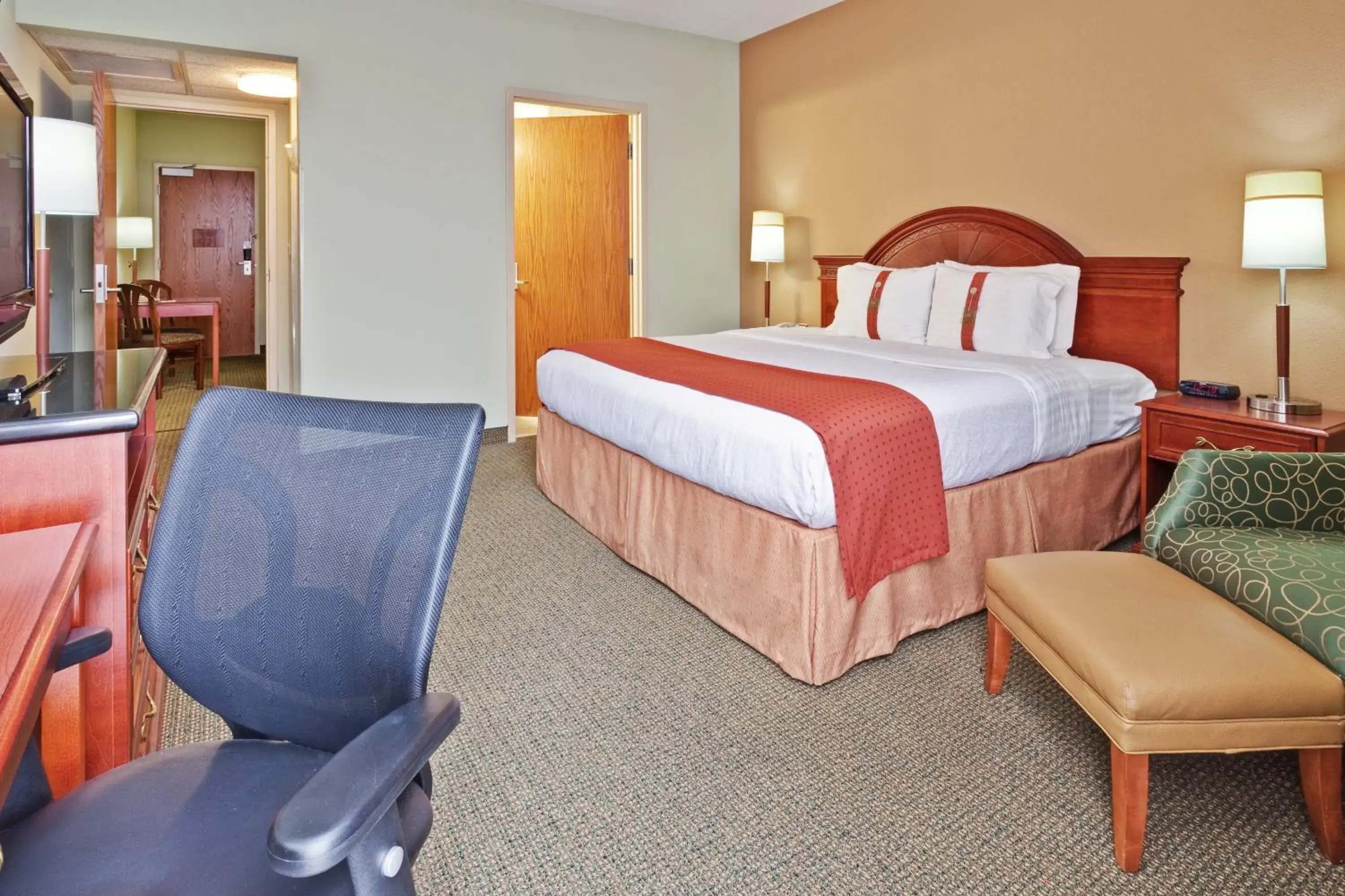 One-Bedroom Suite with King Bed Mobility Access Tub - Non-Smoking in Holiday Inn Memphis-University of Memphis, an IHG Hotel One-Bedroom Suite with King Bed Mobility Access Tub - Non-Smoking in Holiday Inn Memphis-University of Memphis, an IHG Hotel