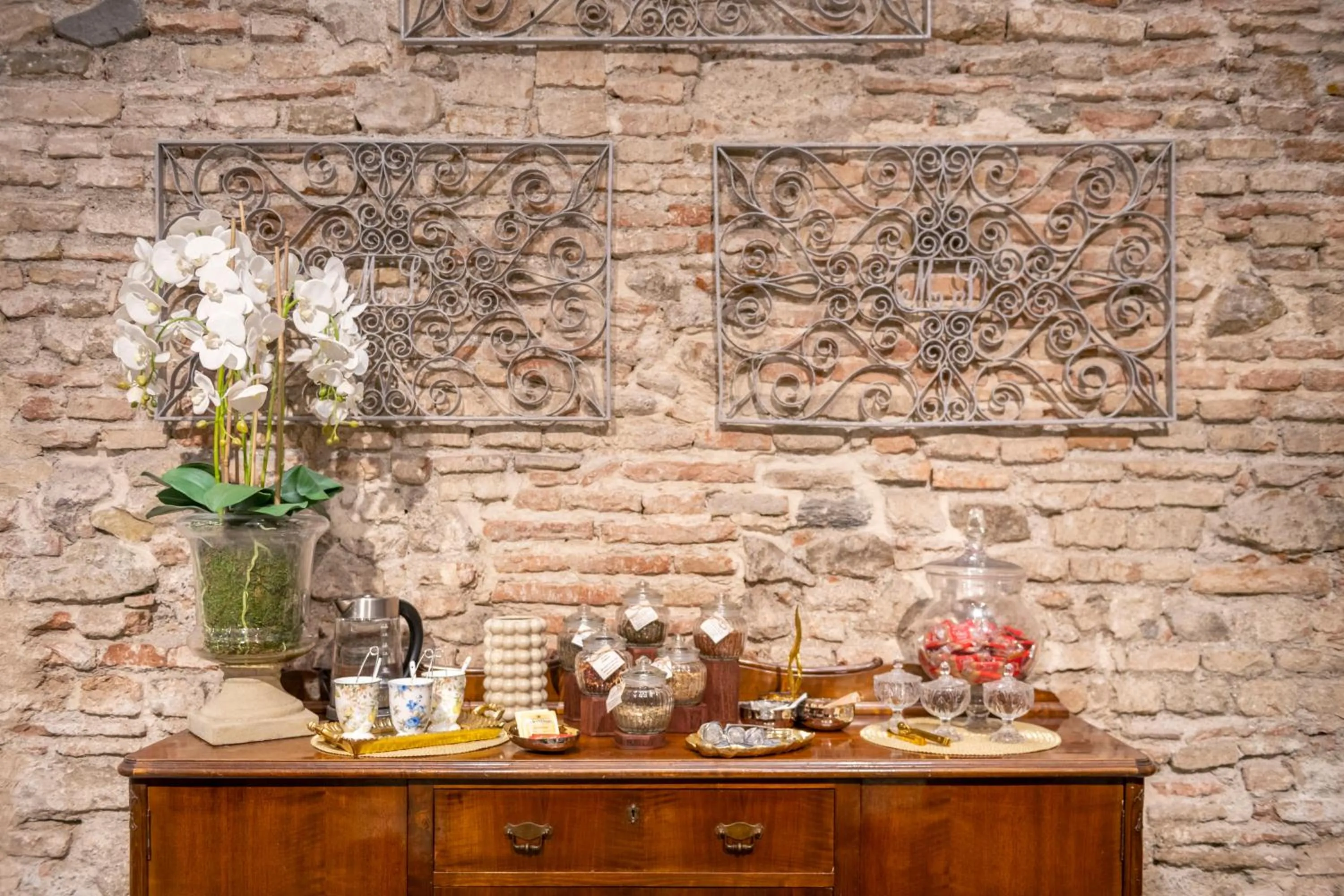 Communal lounge/ TV room in Hotel Palacete de Alamos