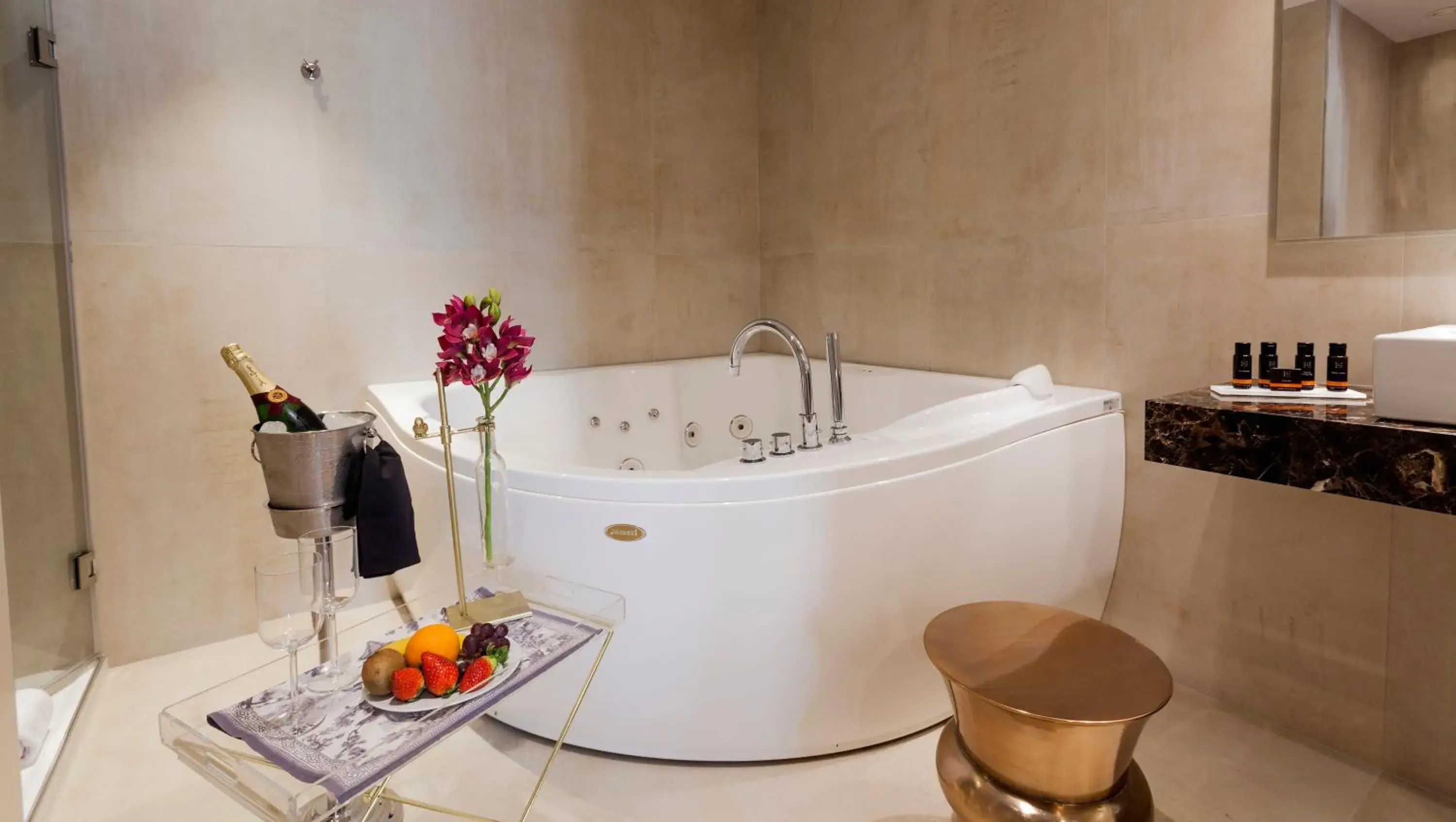 Deluxe Double Room with Jacuzzi® - single occupancy in Hotel Palacete de Alamos Deluxe Double Room with Jacuzzi® - single occupancy in Hotel Palacete de Alamos