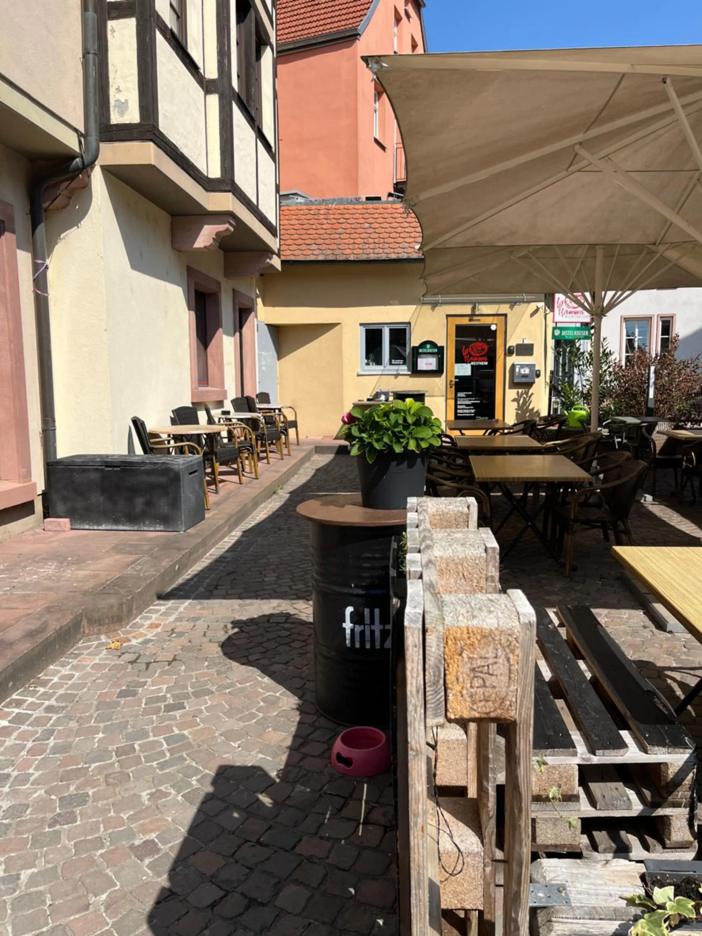 Facade/entrance in La Flamme Wertheim garni