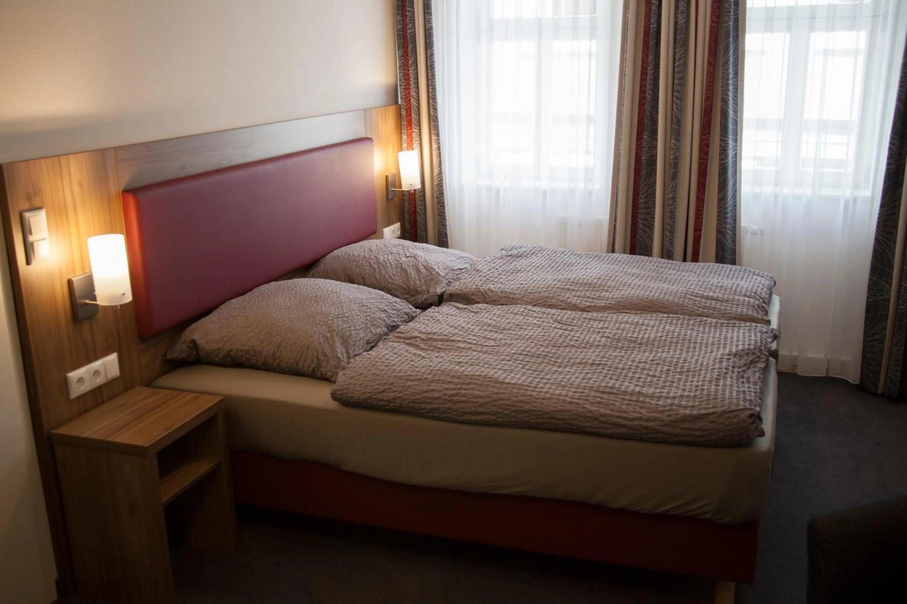 Photo of the whole room, Bed in La Flamme Wertheim garni