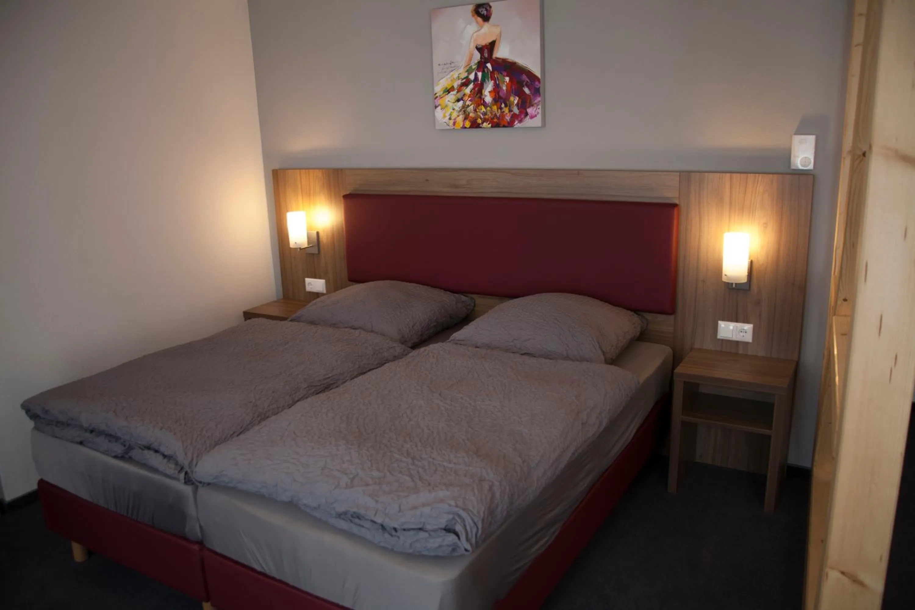 Photo of the whole room, Bed in La Flamme Wertheim garni