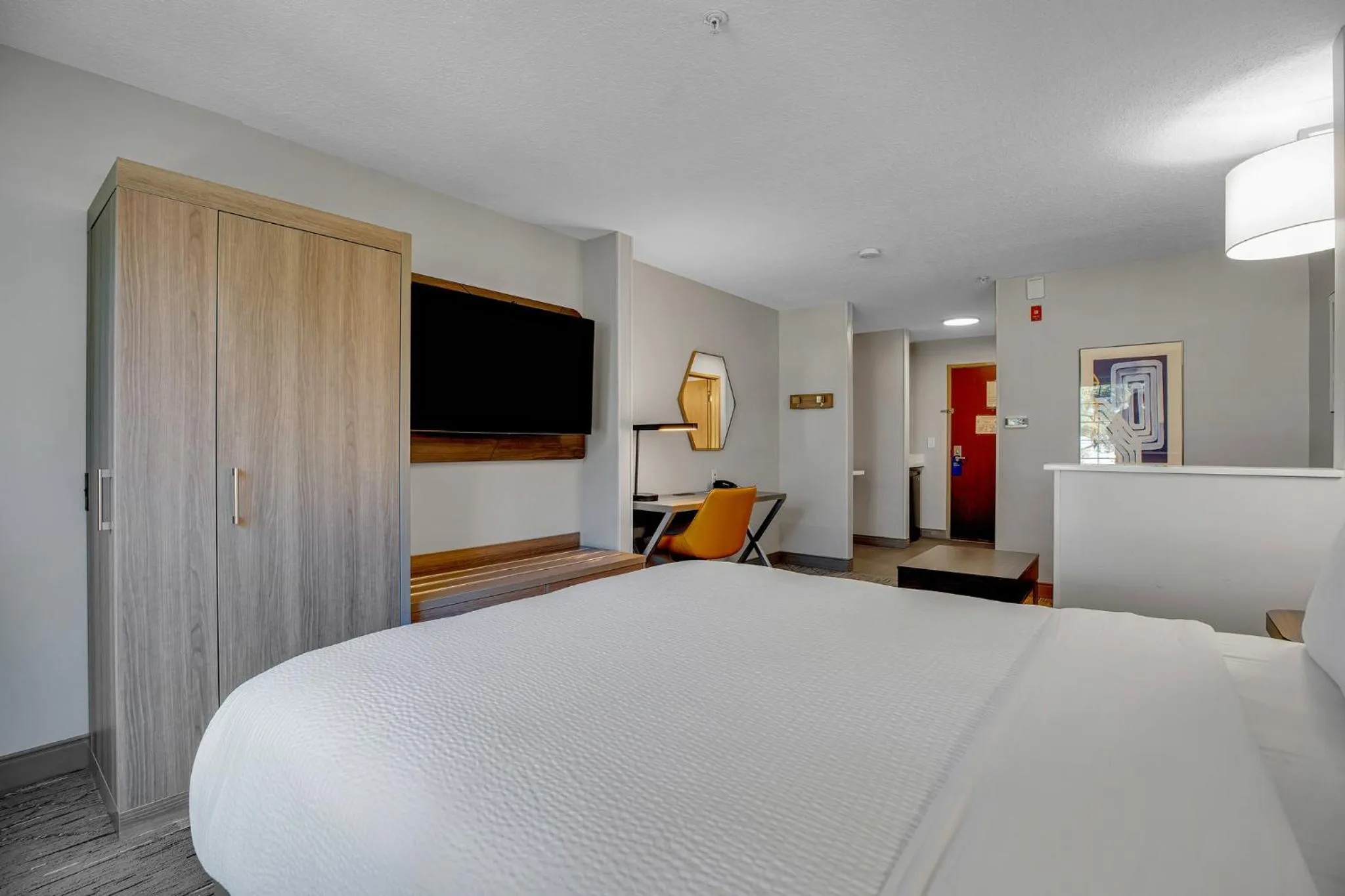 Photo of the whole room, Bed in Holiday Inn Express Hotel & Suites Portland - Jantzen Beach by IHG