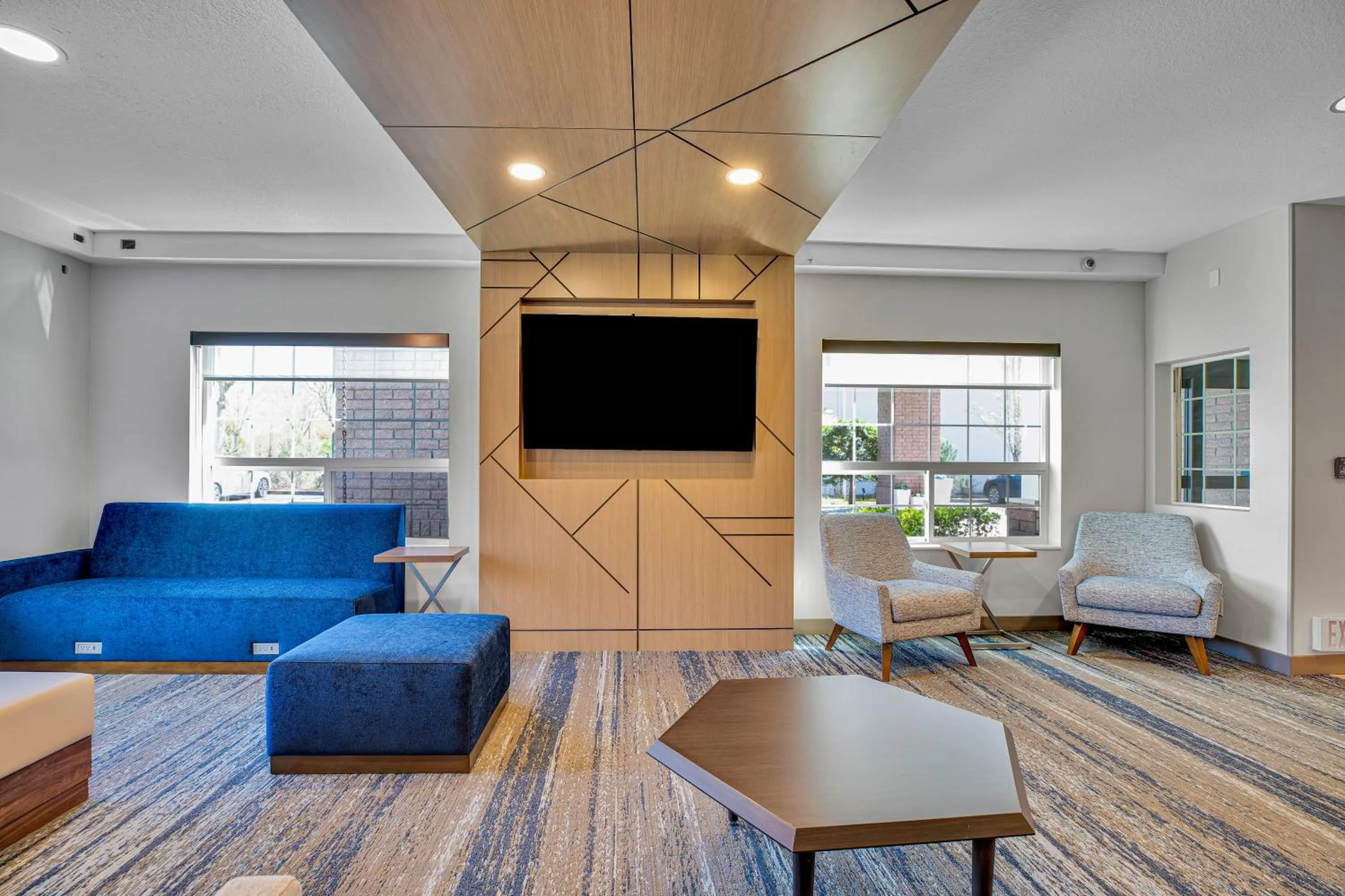 Lobby or reception in Holiday Inn Express Hotel & Suites Portland - Jantzen Beach by IHG