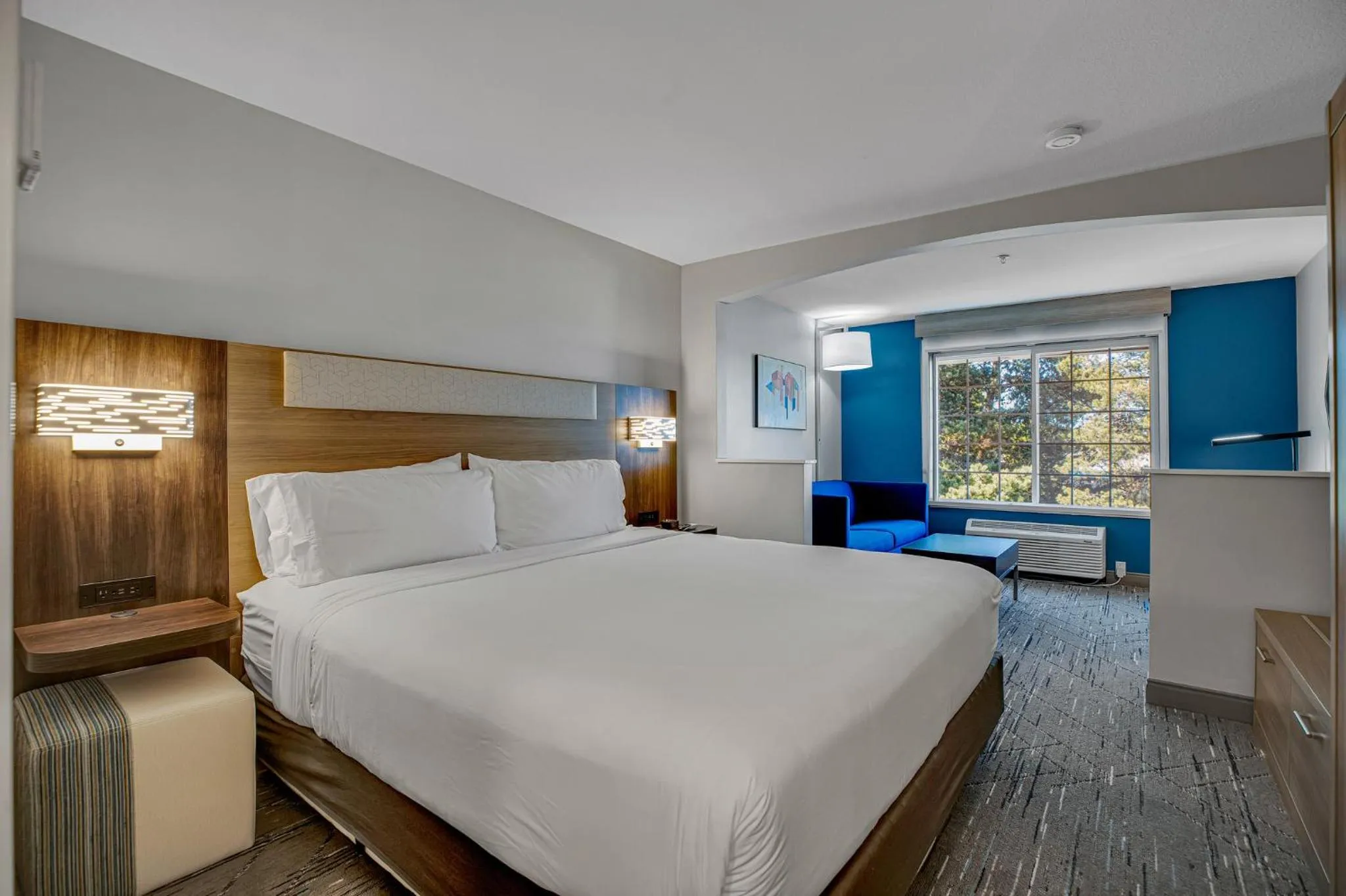 Photo of the whole room, Bed in Holiday Inn Express Hotel & Suites Portland - Jantzen Beach by IHG