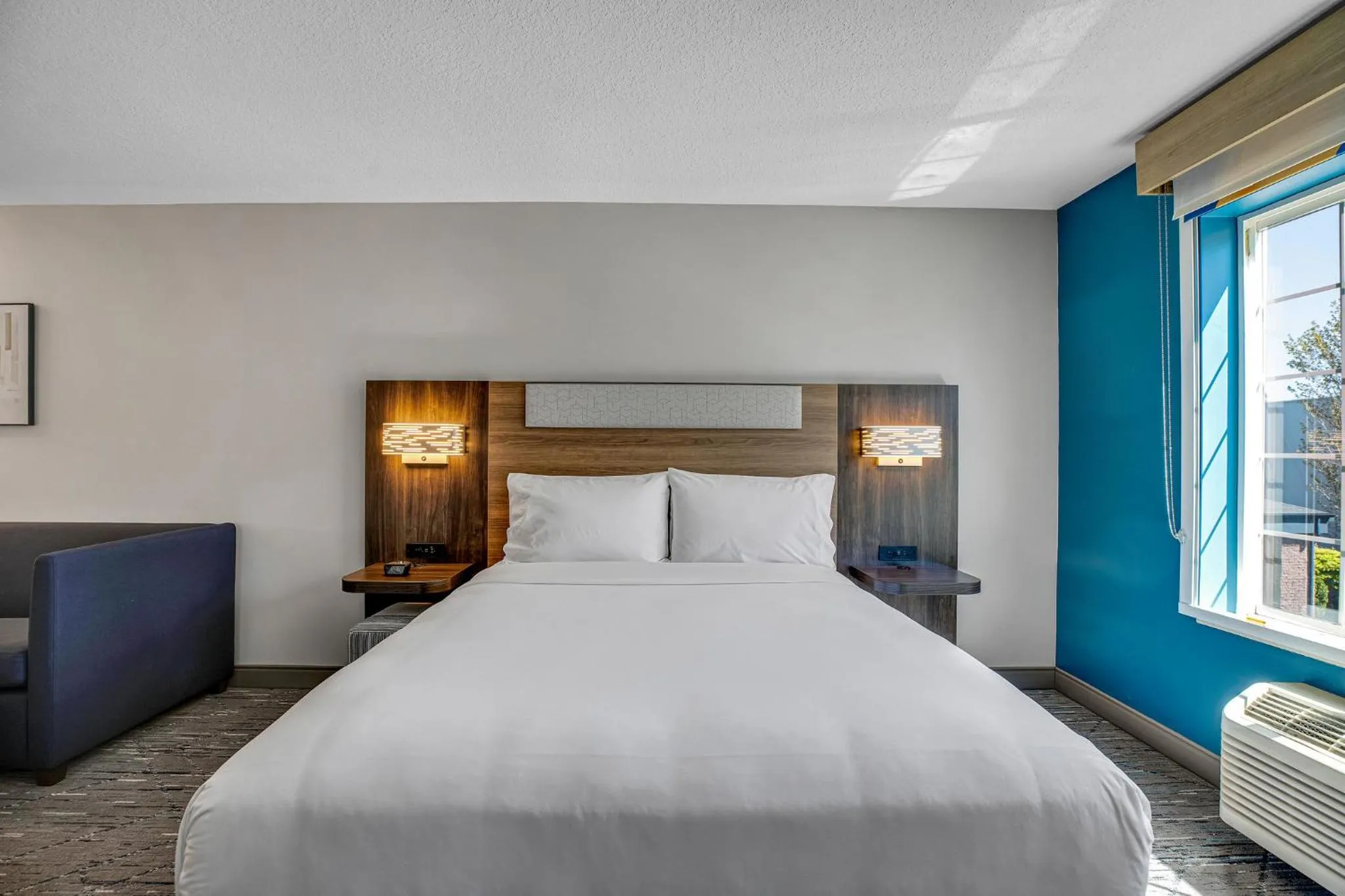 Photo of the whole room, Bed in Holiday Inn Express Hotel & Suites Portland - Jantzen Beach by IHG