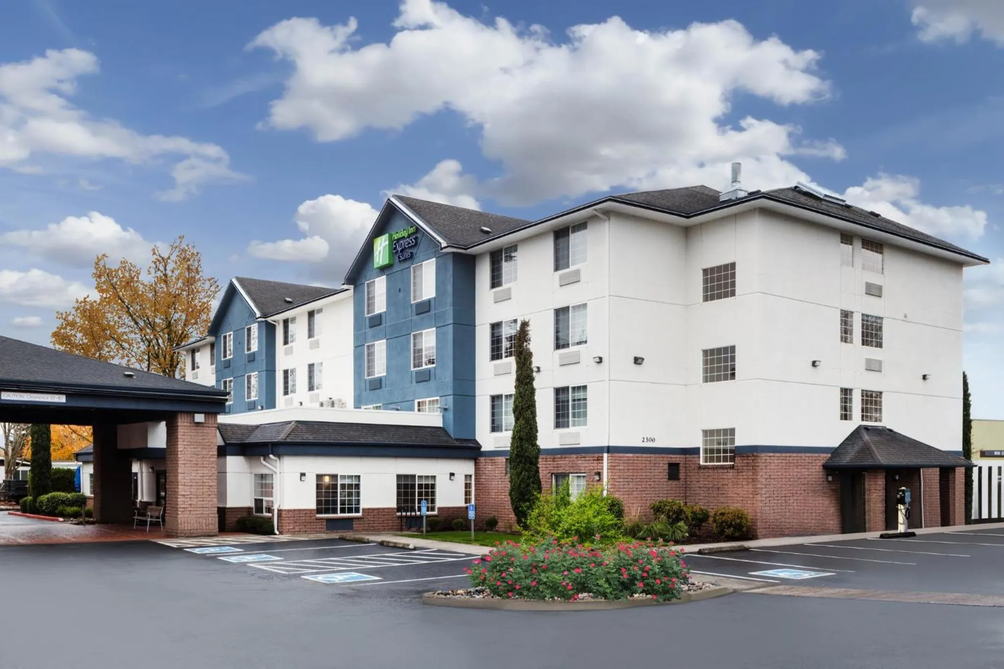 Property building in Holiday Inn Express Hotel & Suites Portland - Jantzen Beach by IHG