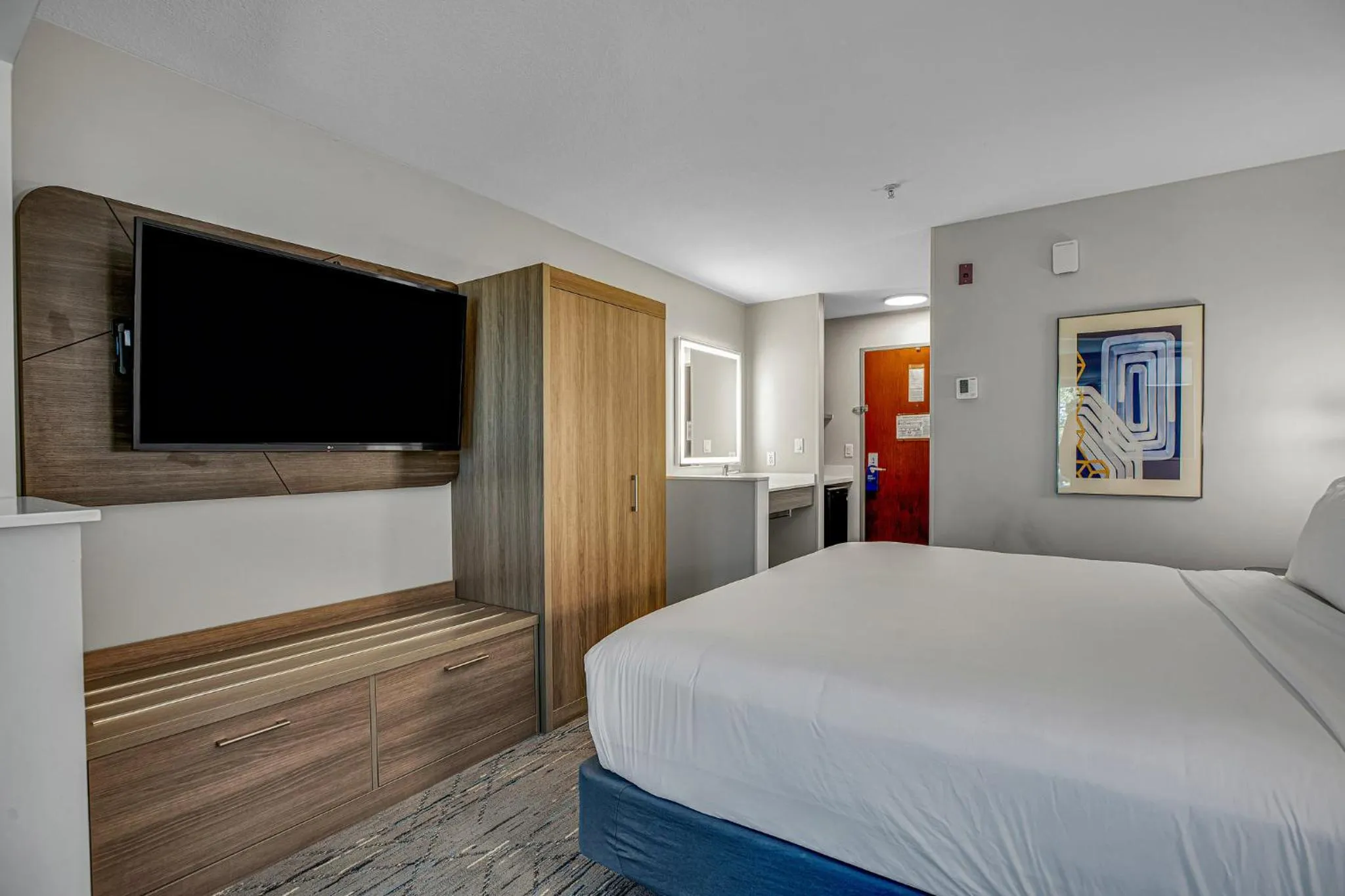 Photo of the whole room, Bed in Holiday Inn Express Hotel & Suites Portland - Jantzen Beach by IHG
