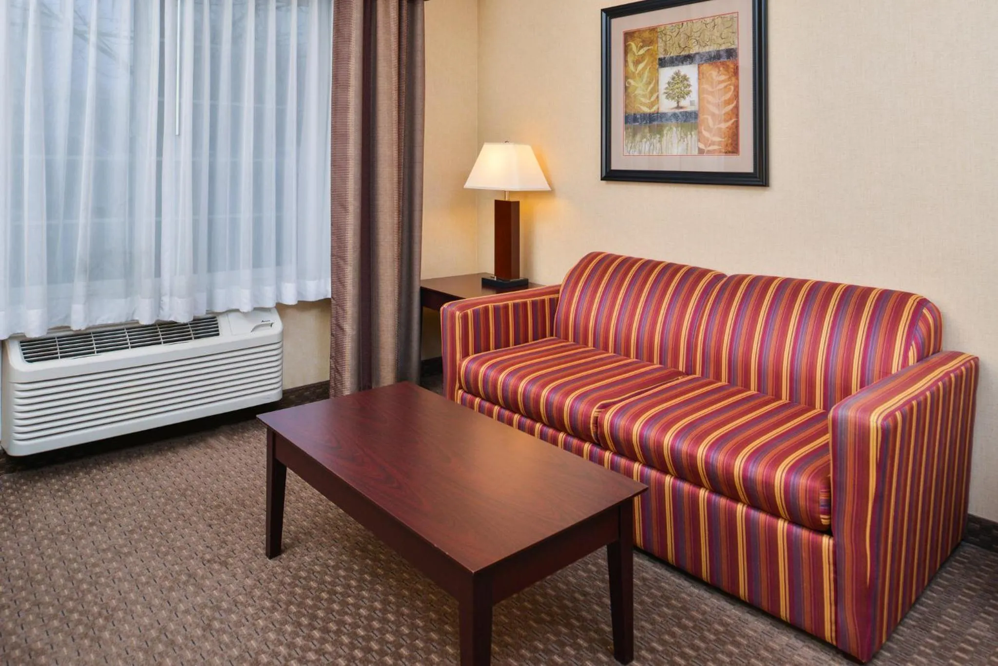Photo of the whole room, Bed in Holiday Inn Express Hotel & Suites Portland - Jantzen Beach by IHG