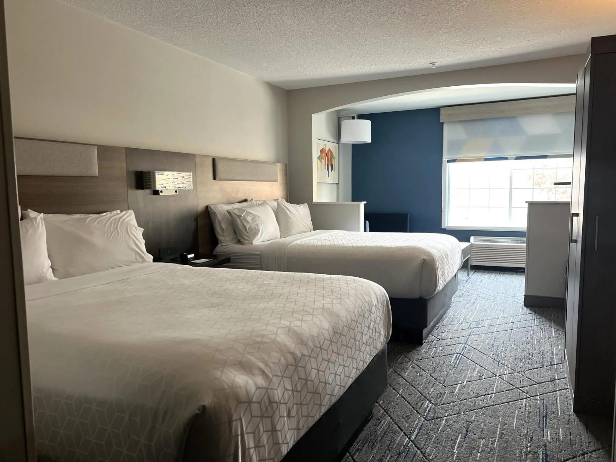 Photo of the whole room, Bed in Holiday Inn Express Hotel & Suites Portland - Jantzen Beach by IHG