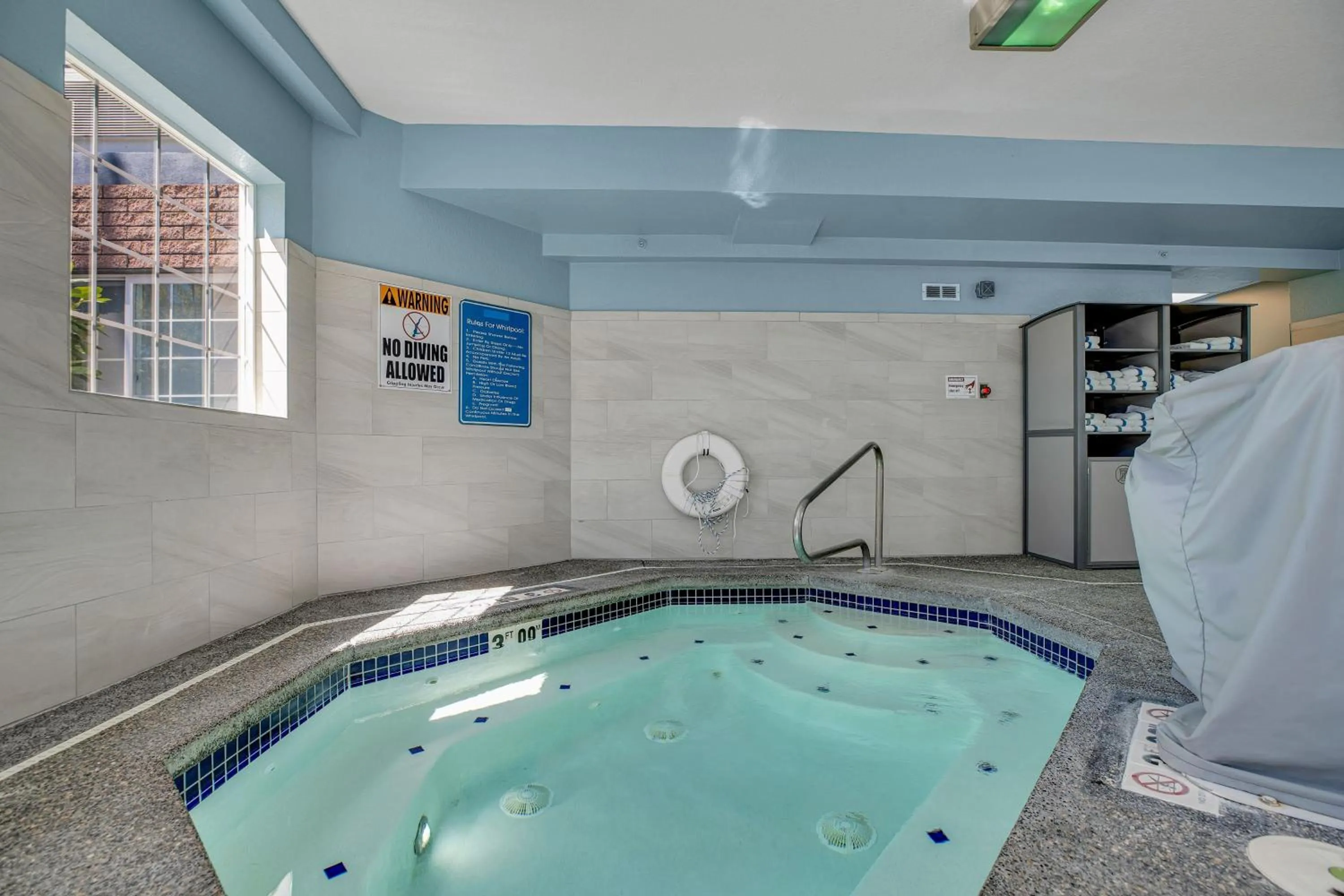 Swimming pool in Holiday Inn Express Hotel & Suites Portland - Jantzen Beach by IHG
