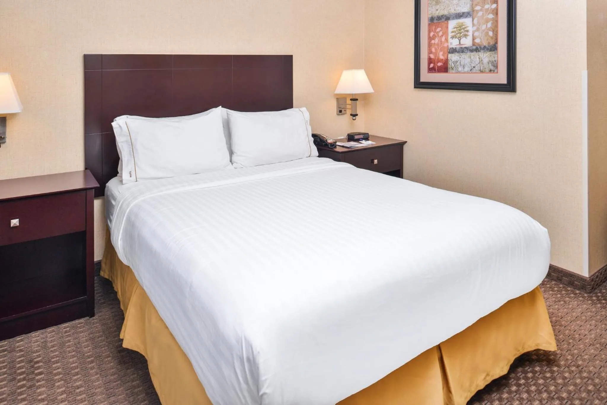 Photo of the whole room, Bed in Holiday Inn Express Hotel & Suites Portland - Jantzen Beach by IHG