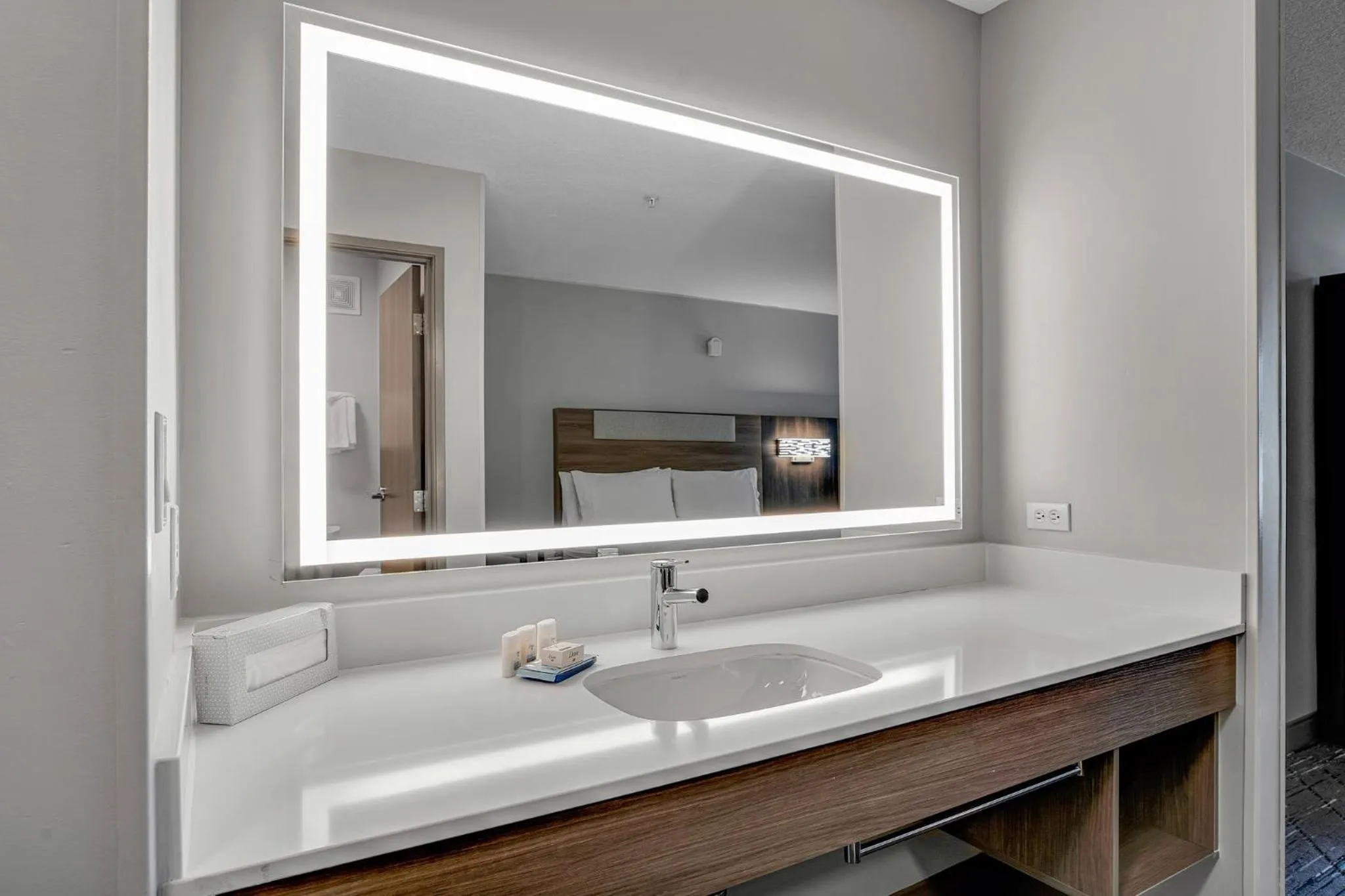 Photo of the whole room in Holiday Inn Express Hotel & Suites Portland - Jantzen Beach by IHG