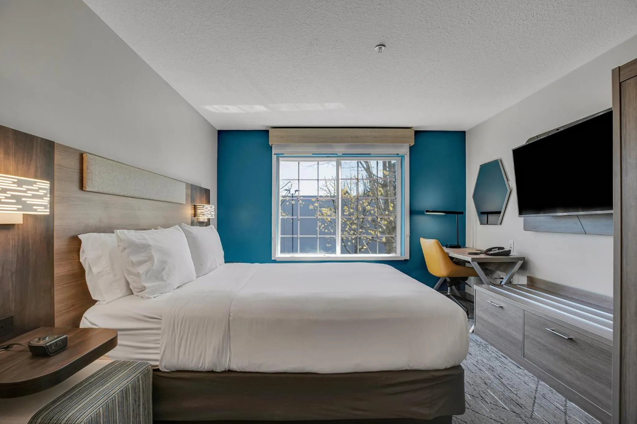 Photo of the whole room, Bed in Holiday Inn Express Hotel & Suites Portland - Jantzen Beach by IHG