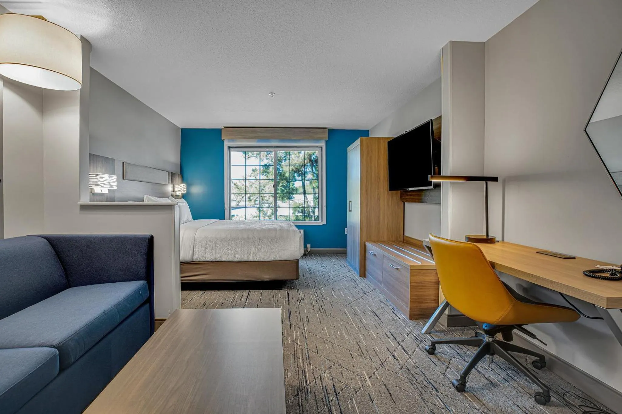 Photo of the whole room in Holiday Inn Express Hotel & Suites Portland - Jantzen Beach by IHG