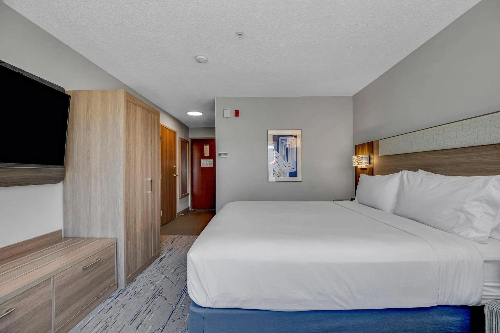 Photo of the whole room, Bed in Holiday Inn Express Hotel & Suites Portland - Jantzen Beach by IHG