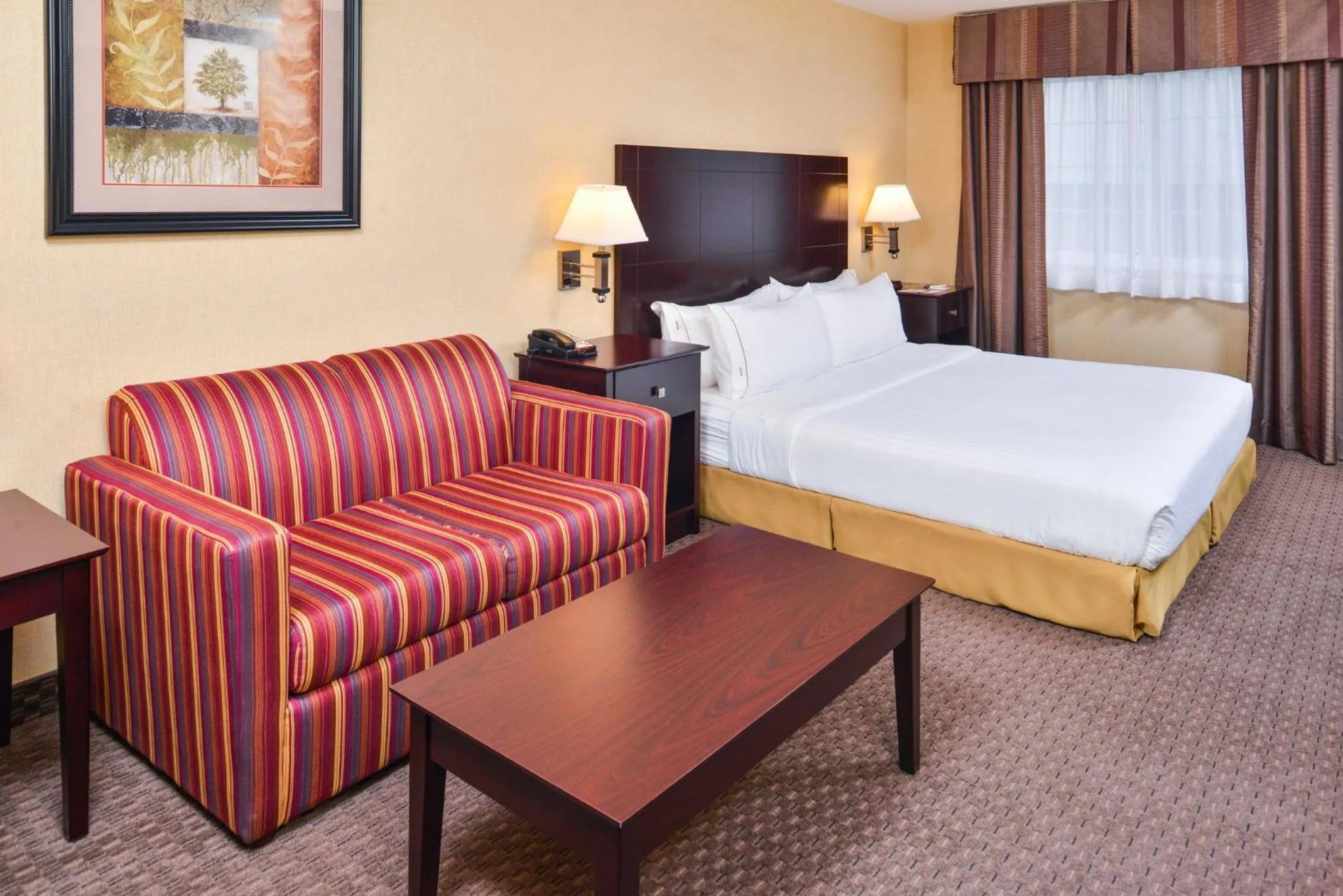 Photo of the whole room, Bed in Holiday Inn Express Hotel & Suites Portland - Jantzen Beach by IHG