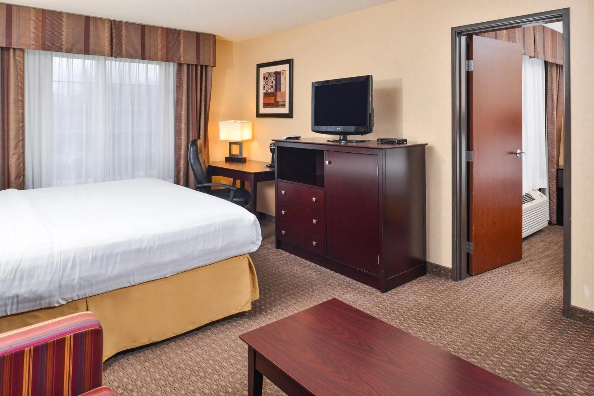 Photo of the whole room, Bed in Holiday Inn Express Hotel & Suites Portland - Jantzen Beach by IHG