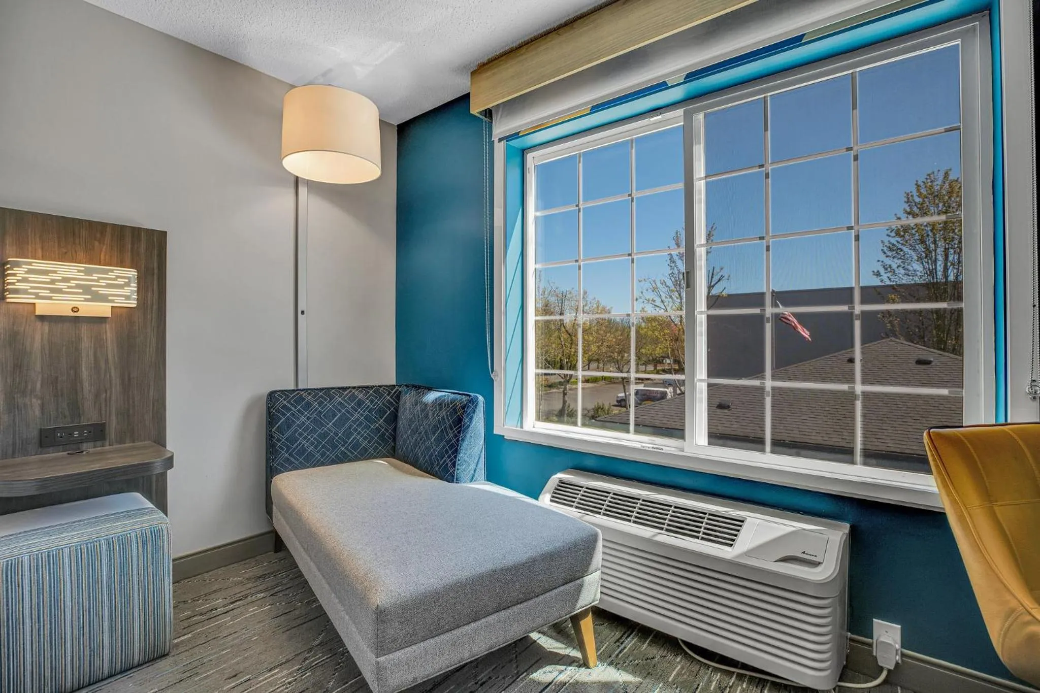 Photo of the whole room in Holiday Inn Express Hotel & Suites Portland - Jantzen Beach by IHG