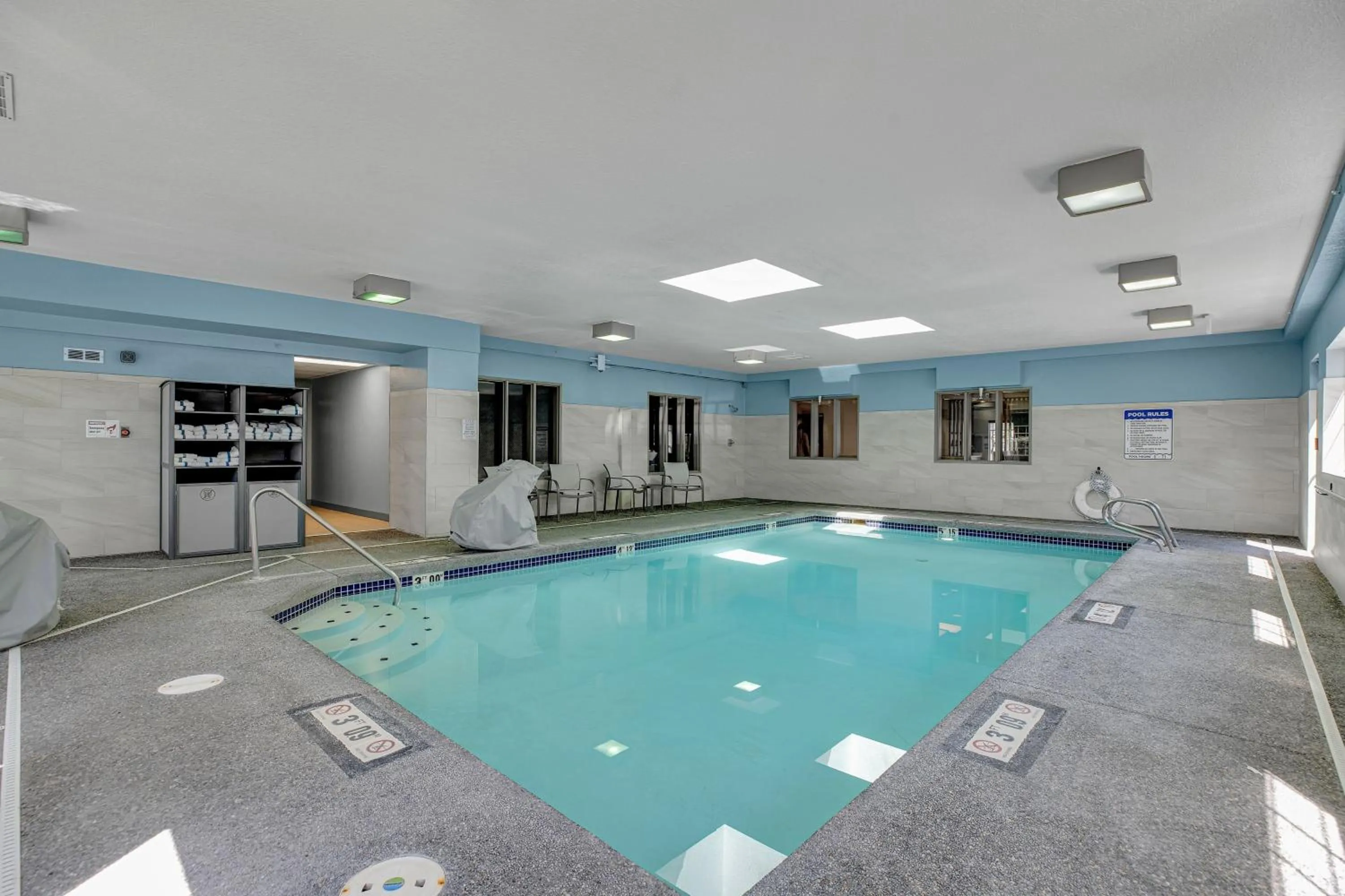 Swimming pool in Holiday Inn Express Hotel & Suites Portland - Jantzen Beach by IHG