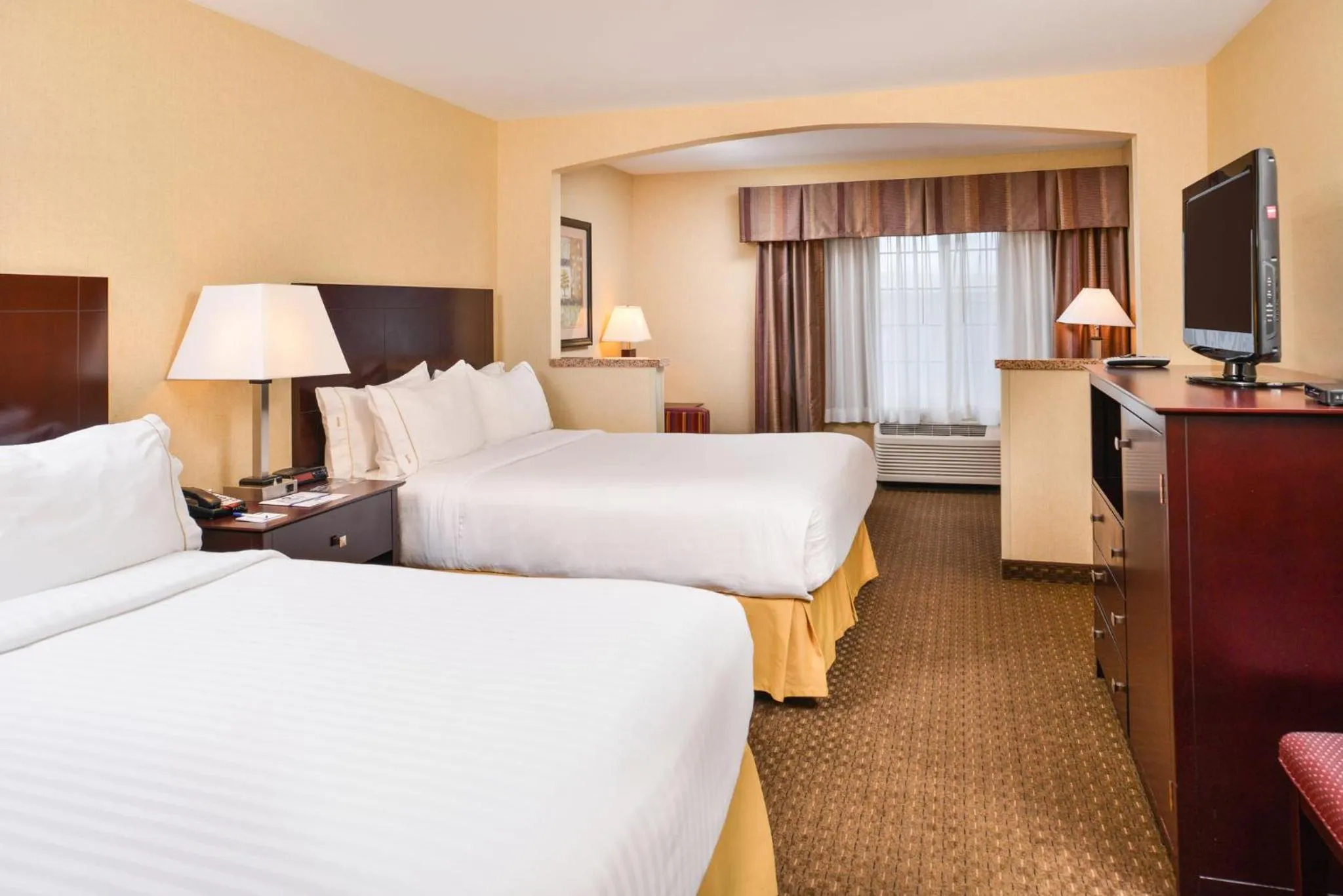 Photo of the whole room, Bed in Holiday Inn Express Hotel & Suites Portland - Jantzen Beach by IHG