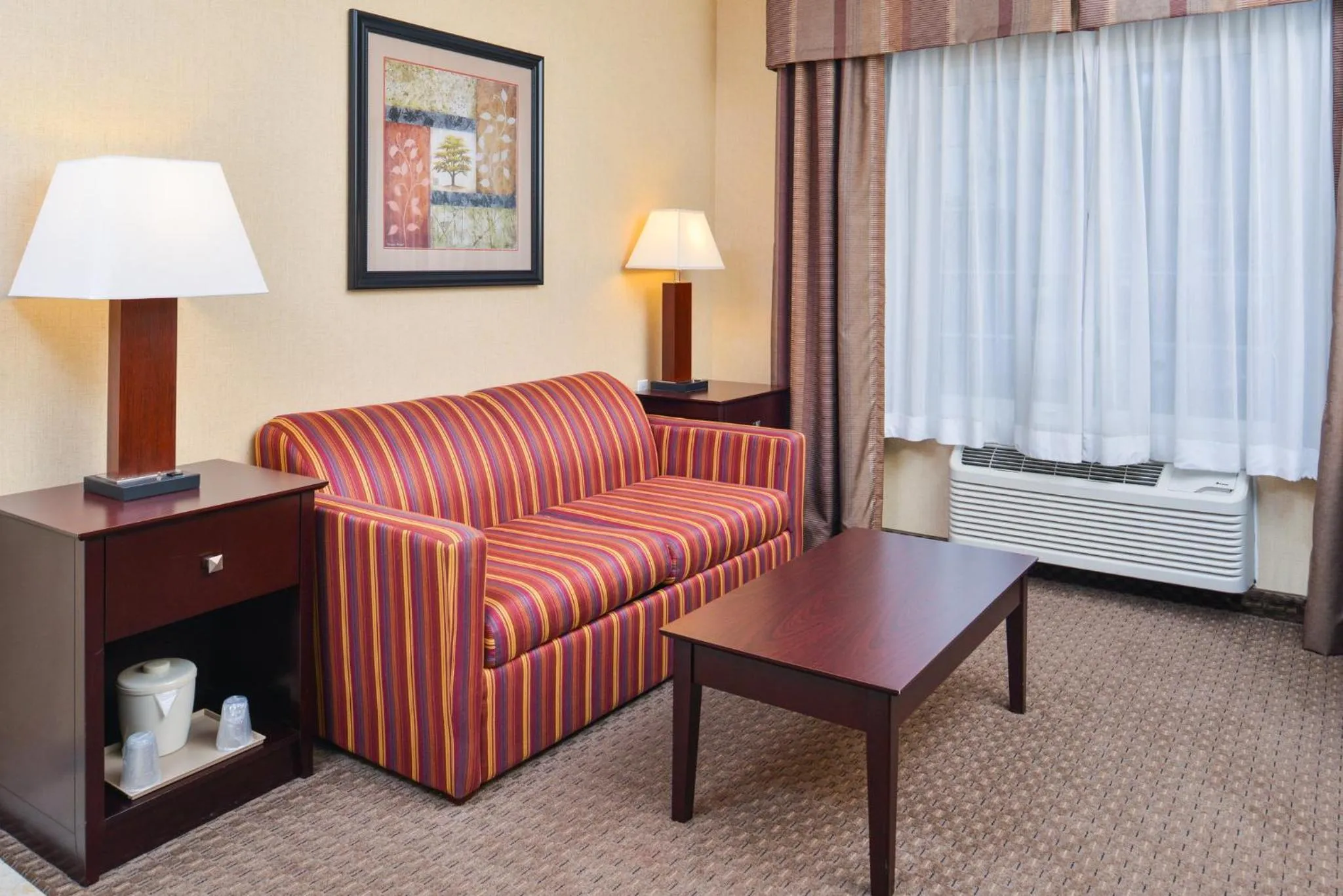 Photo of the whole room in Holiday Inn Express Hotel & Suites Portland - Jantzen Beach by IHG
