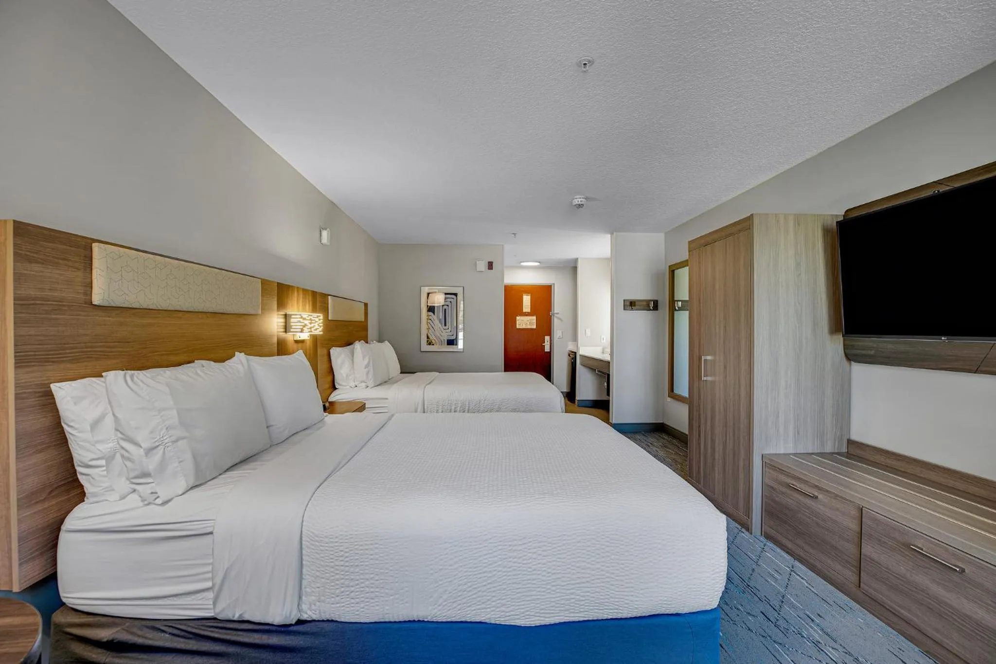 Photo of the whole room, Bed in Holiday Inn Express Hotel & Suites Portland - Jantzen Beach by IHG