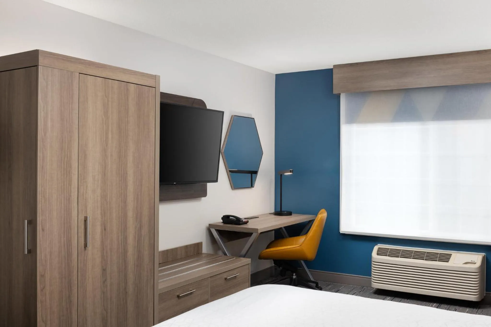 Photo of the whole room, Bed in Holiday Inn Express Hotel & Suites Portland - Jantzen Beach by IHG