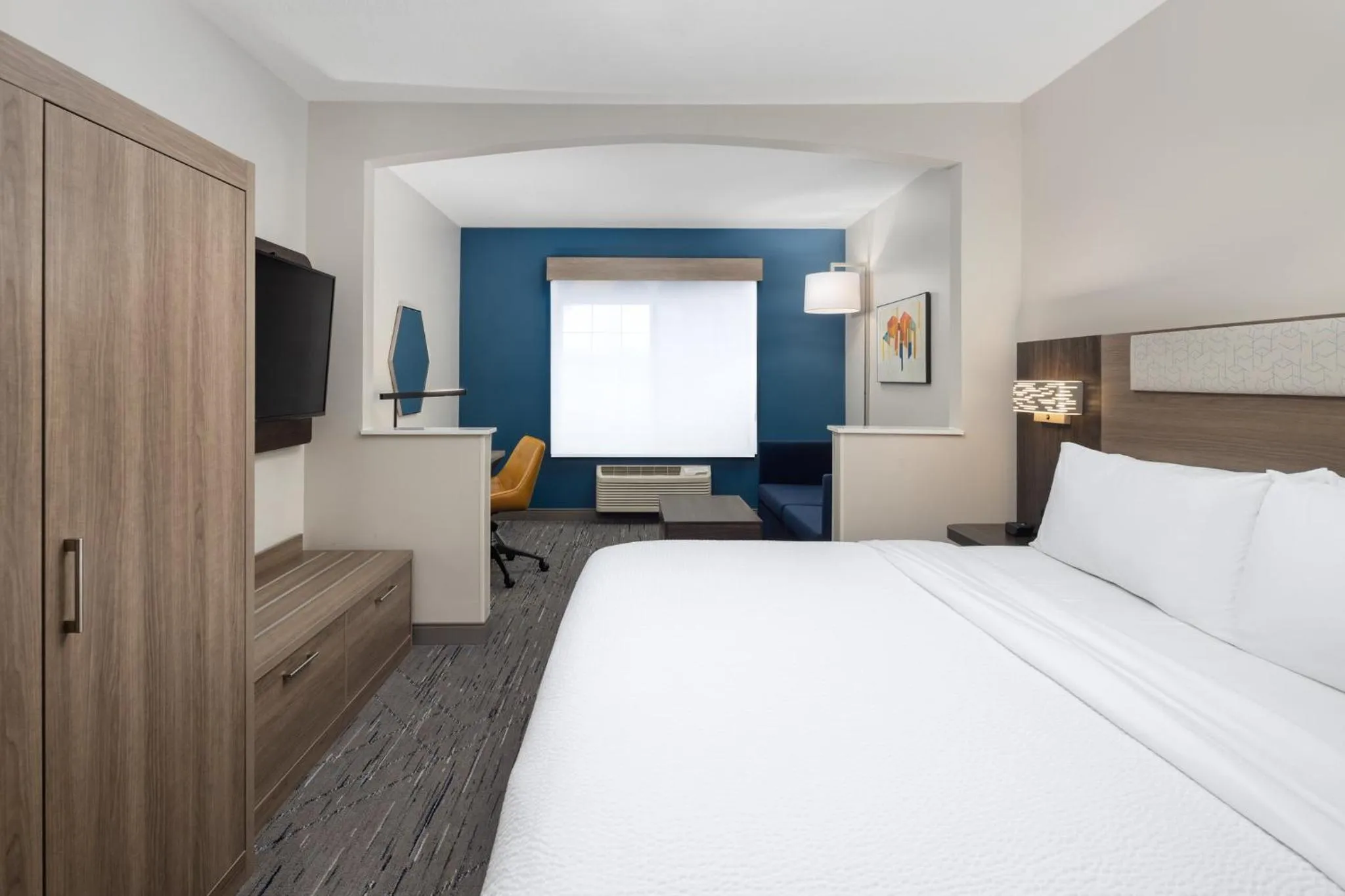 Photo of the whole room, Bed in Holiday Inn Express Hotel & Suites Portland - Jantzen Beach by IHG