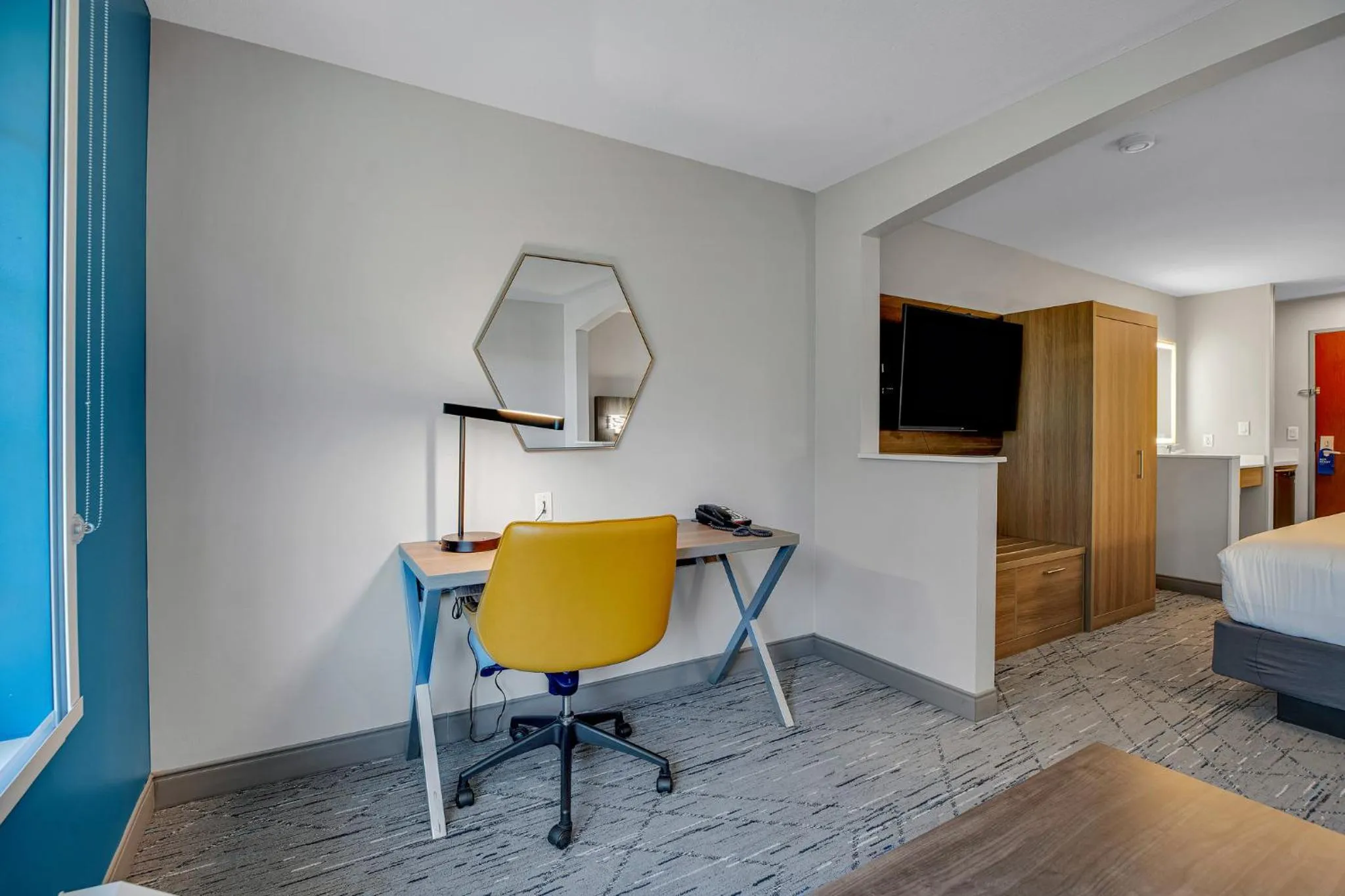 Photo of the whole room, Bed in Holiday Inn Express Hotel & Suites Portland - Jantzen Beach by IHG