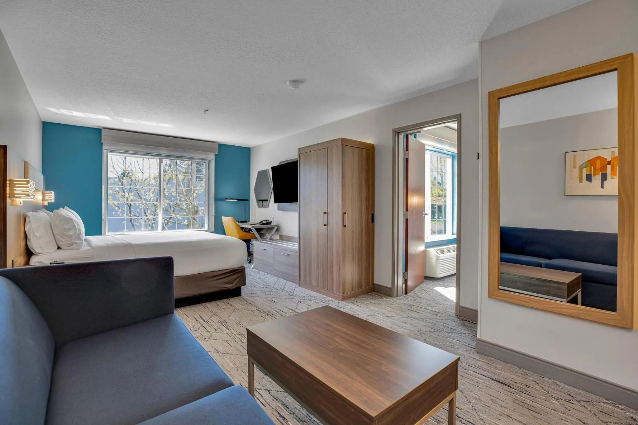 Photo of the whole room, Bed in Holiday Inn Express Hotel & Suites Portland - Jantzen Beach by IHG